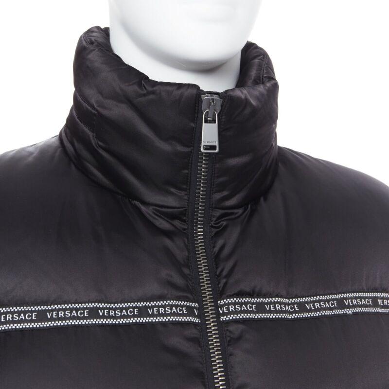 VERSACE Nastro Stampa nero con nastro logo giacca imbottita in piuma d'oca IT46 S in vendita 3