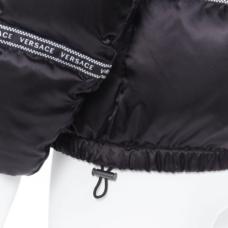 VERSACE Nastro Stampa nero con nastro logo giacca imbottita in piuma d'oca IT46 S in vendita 4