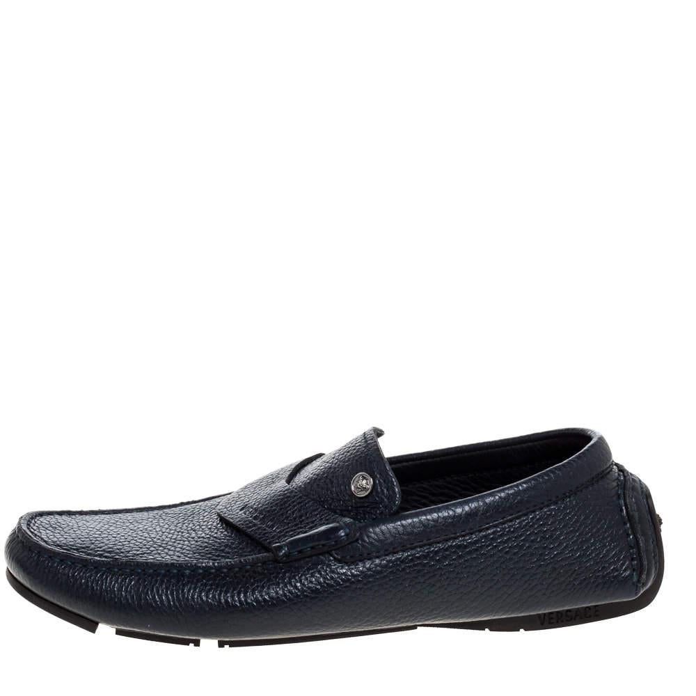 These Versace loafers are designed to lend you a suave and debonair look. The navy blue loafers are crafted from leather and styled with round toes. They feature the brand logo detailed on the vamps and come equipped with comfortable insoles and