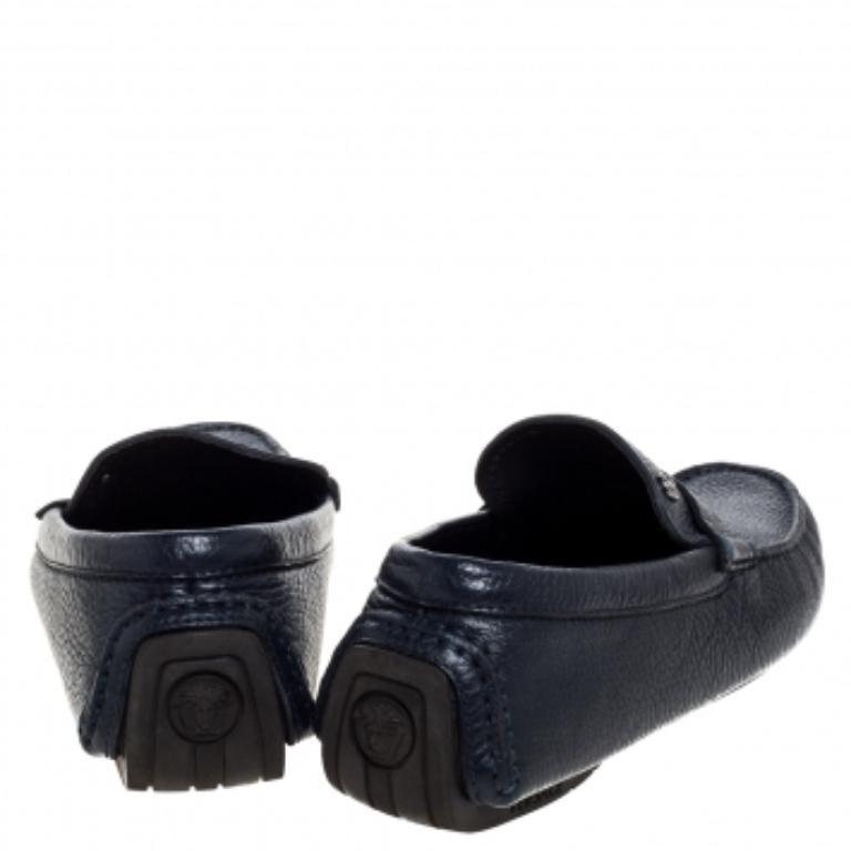 These Versace loafers are designed to lend you a suave and debonair look. The navy blue loafers are crafted from leather and styled with round toes. They feature the brand logo detailed on the vamps and come equipped with comfortable insoles and