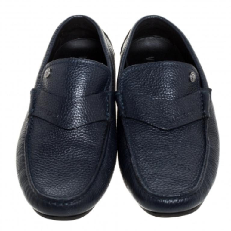 Versace Navy Blue Leather Slip On Loafers Size 40 In Good Condition For Sale In Dubai, Al Qouz 2
