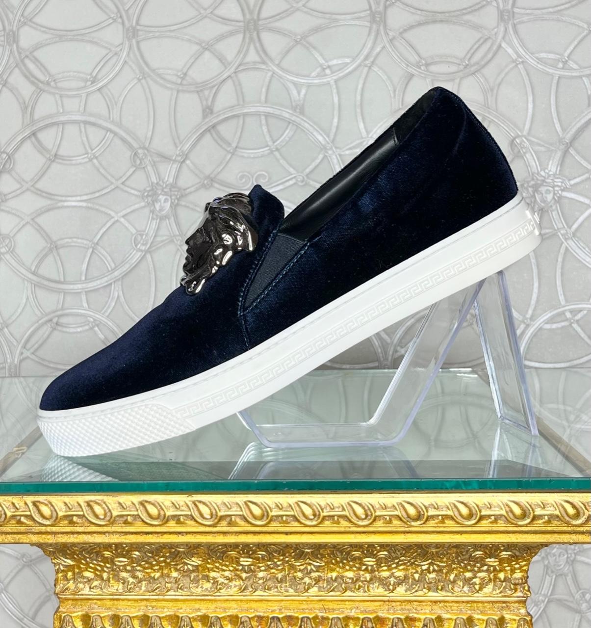 VERSACE

Versace Velvet slip on sneakers
Navy blue
Round-Toes
Rubber white sole
Signature 3D MEDUSA hardware

Content: velvet

Lining: 100% leather
Rubber sole

Made in Italy

Italian Size is 42 - US 9
       

Brand new. Comes with Versace box and