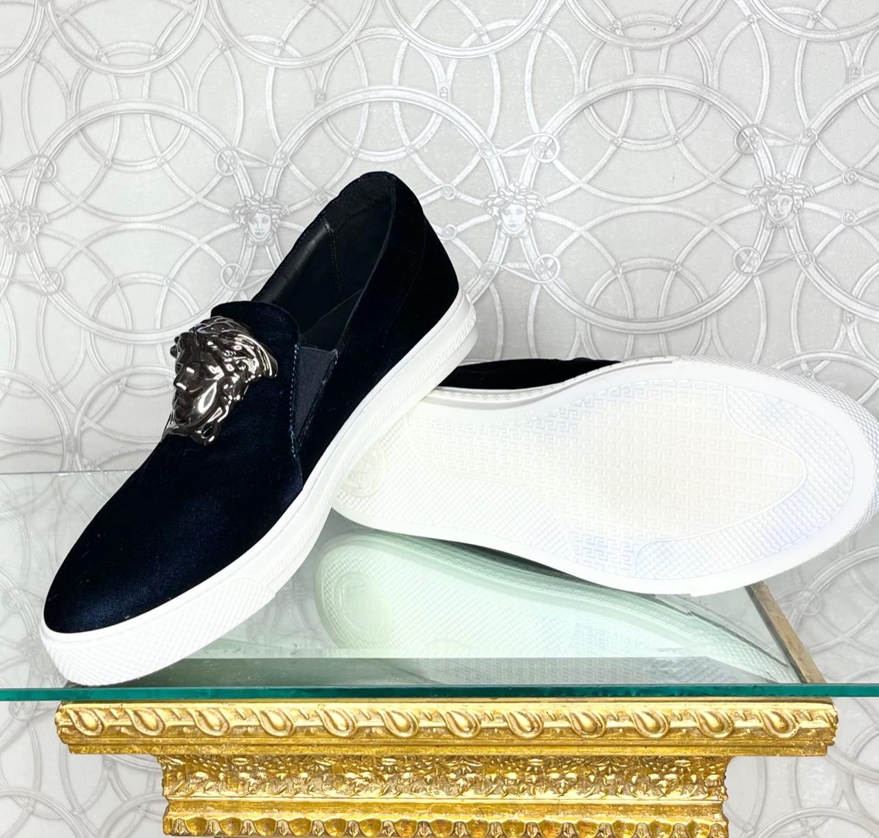 VERSACE NAVY BLUE PALAZZO MEDUSA SLIP ON VELVET SNEAKERS Sz 42 - 9 In New Condition For Sale In Montgomery, TX