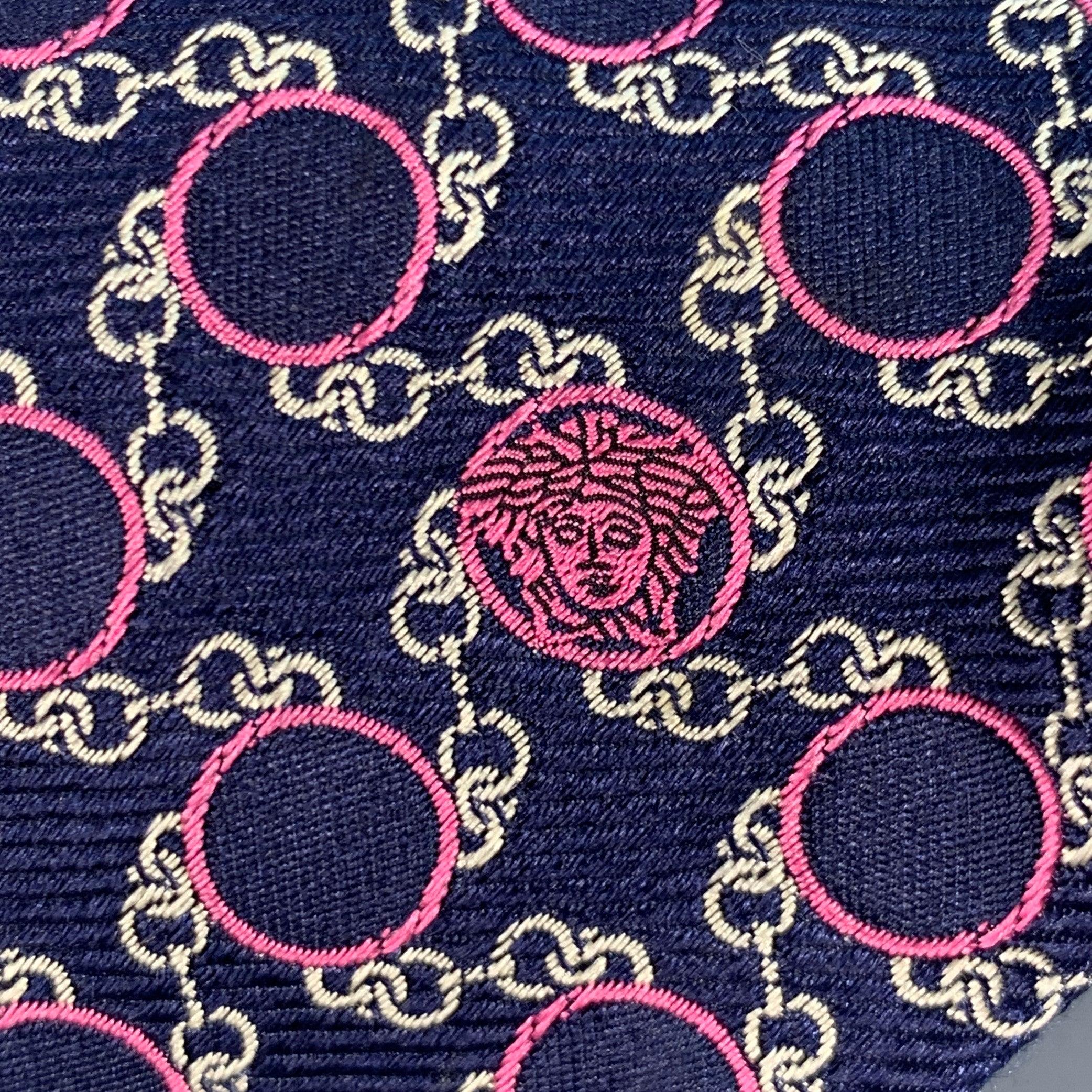 VERSACE
cravatta in seta jacquard blu e rosa con motivo a maglie e cerchi. Made in Italy. Eccellente condizione di usato. 

Misure: 
  Larghezza: 3,75 pollici Lunghezza: 59 pollici  
  
  
 
Riferimento Sui Generis: 140705
Categoria: