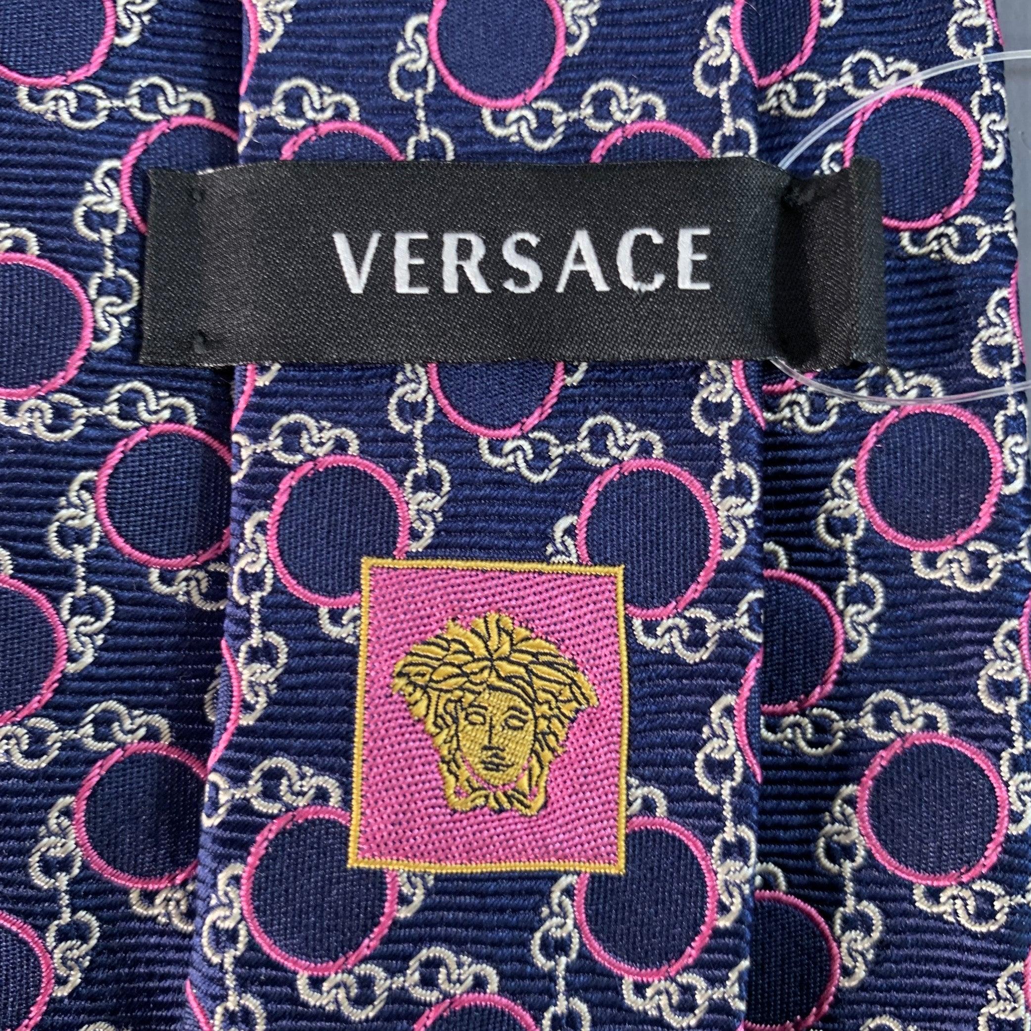 VERSACE Cravatta in seta jacquard con cerchi a catena rosa marina In condizioni ottime in vendita a San Francisco, CA