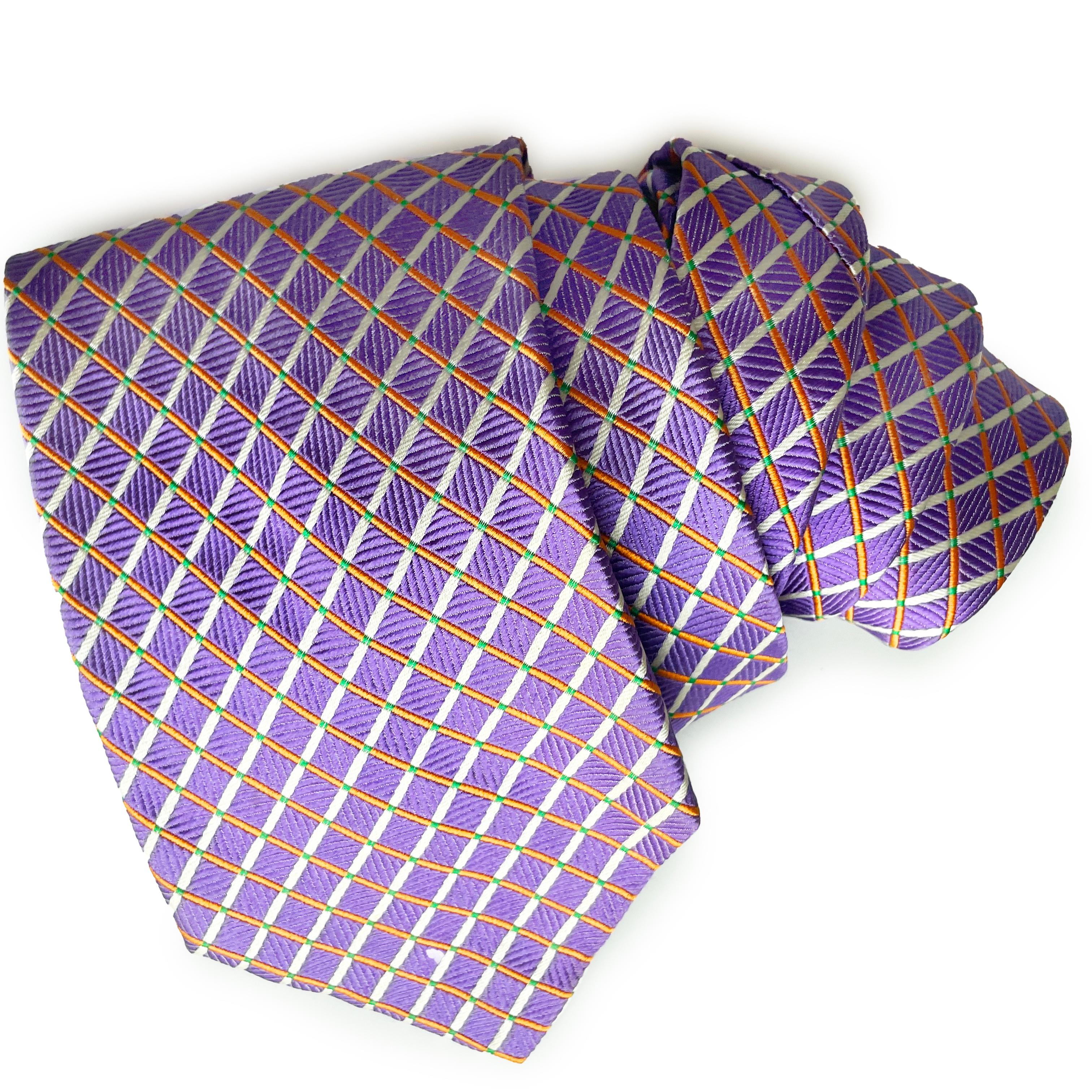 Cravate d'occasion en soie de Versace, probablement réalisée dans les années 2000.  Confectionné en soie, il présente un luxueux motif géométrique dans des tons de blanc et de melon sur un fond texturé de couleur lilas.

Parfait pour les amateurs