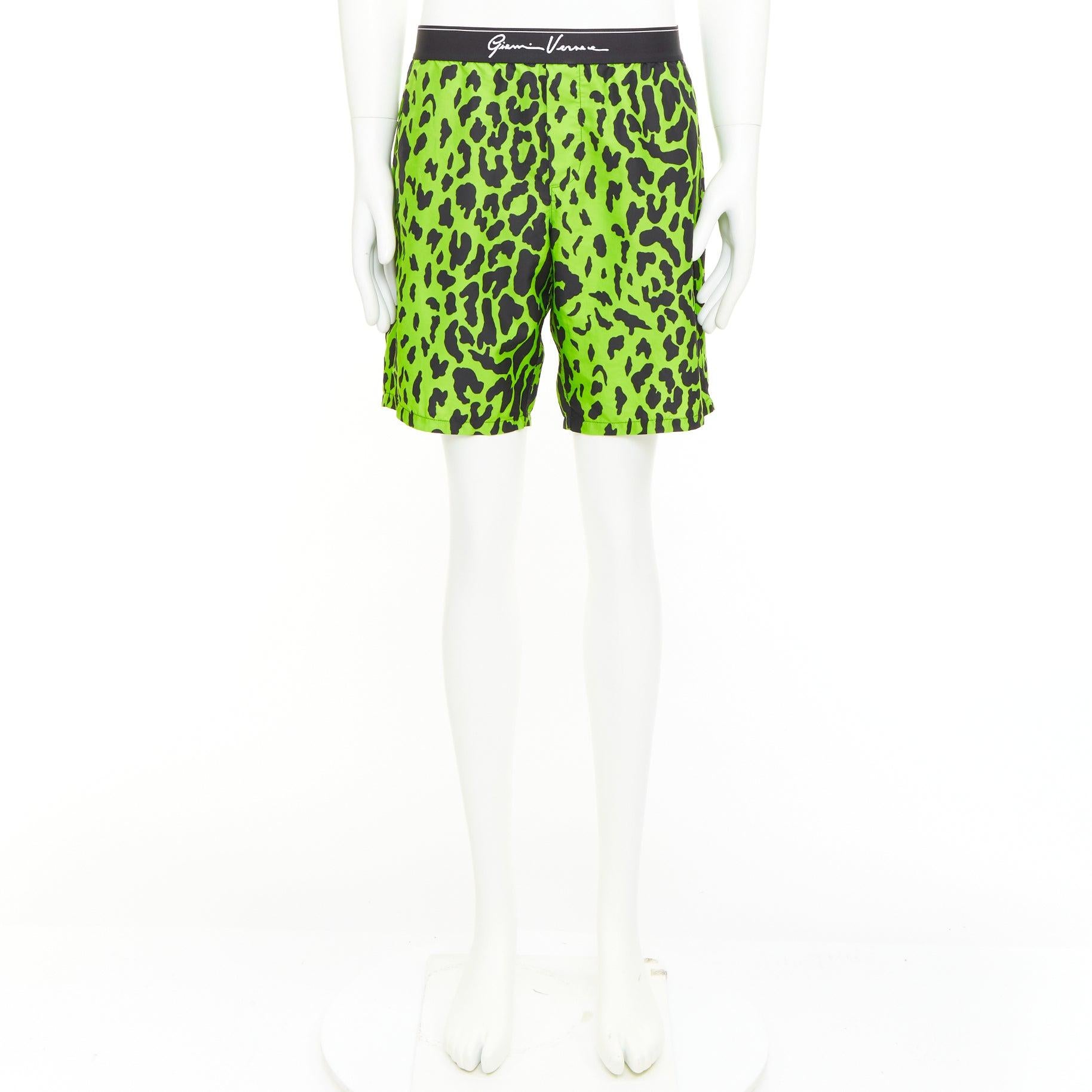 Versace verde neon nero stampa leopardo nero logo in vita costume da bagno Sz4
Riferimento: CNLE/A00468
Marchio: Versace
Stilista: Donatella Versace
Materiale: Poliestere
Colore: Verde, Nero
Modello: Leopardo
Chiusura: elastica
Dettagli extra:
