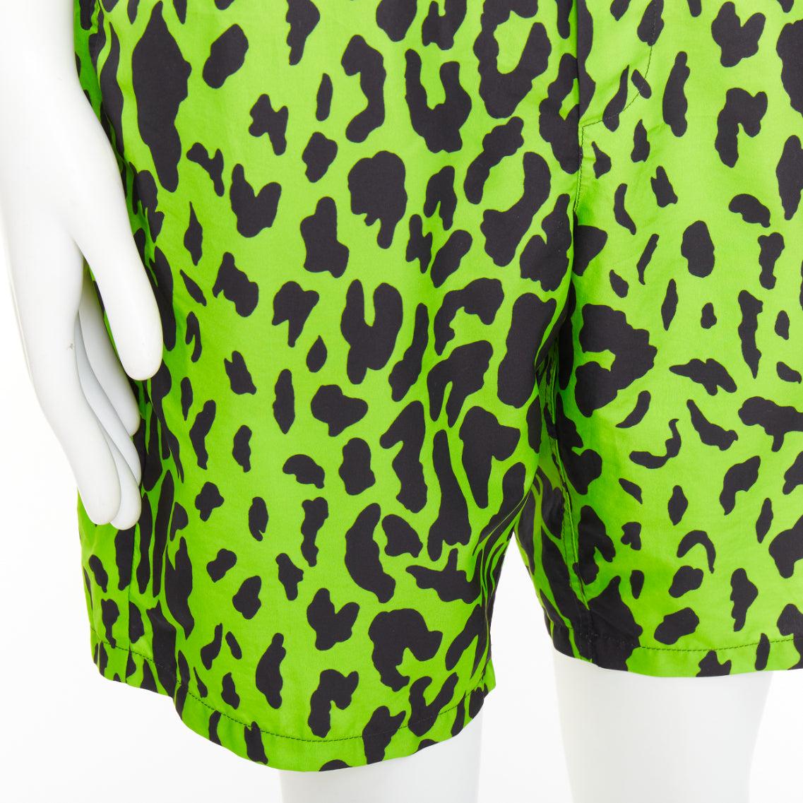 Versace verde neon nero stampa leopardo nero logo in vita costume da bagno Sz4 in vendita 1