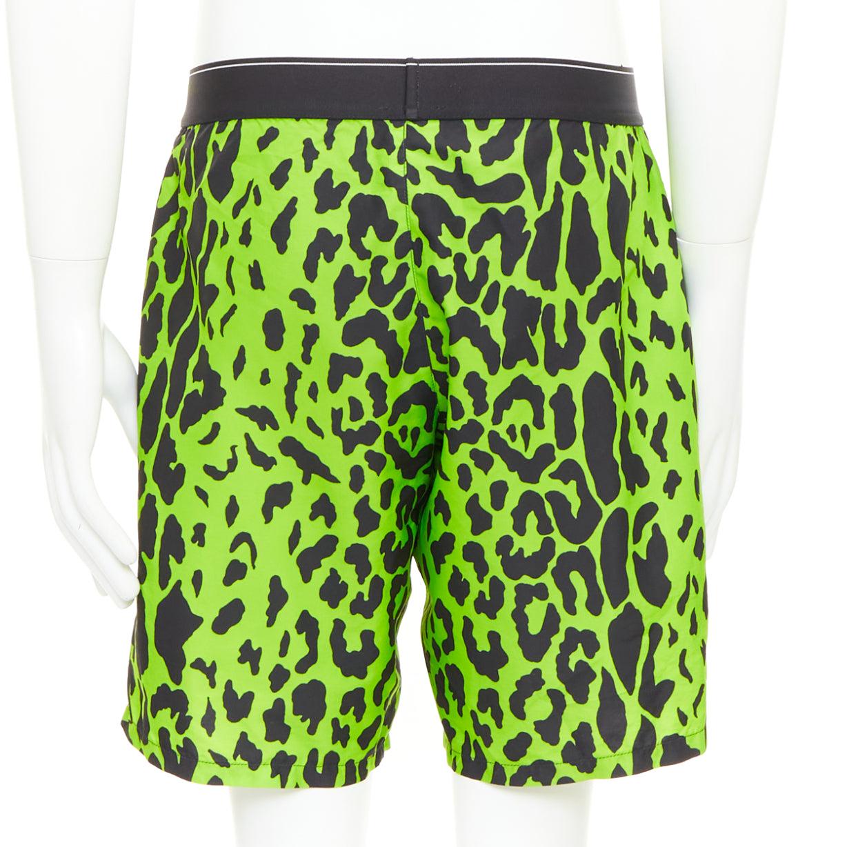 Versace verde neon nero stampa leopardo nero logo in vita costume da bagno Sz4 in vendita 2