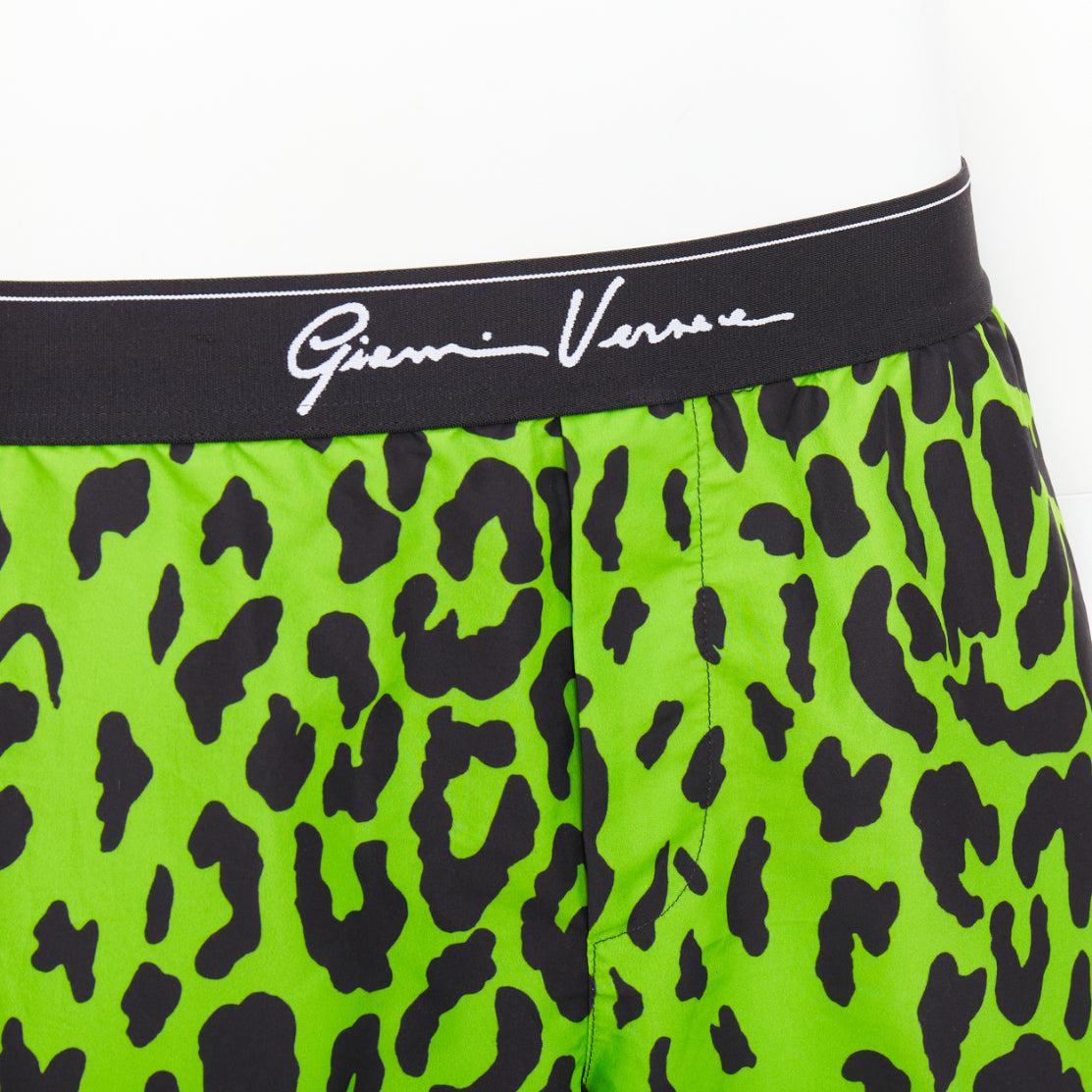 Versace verde neon nero stampa leopardo nero logo in vita costume da bagno Sz4 in vendita 3
