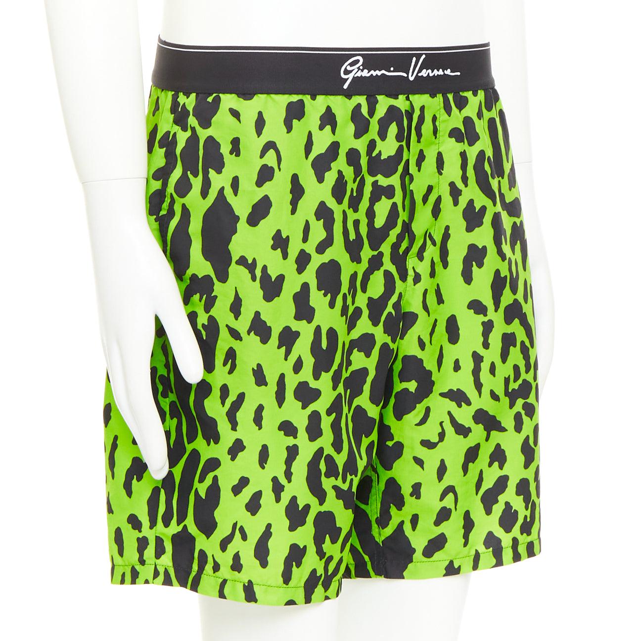 Versace verde neon nero stampa leopardo nero logo in vita costume da bagno Sz4 in vendita 4