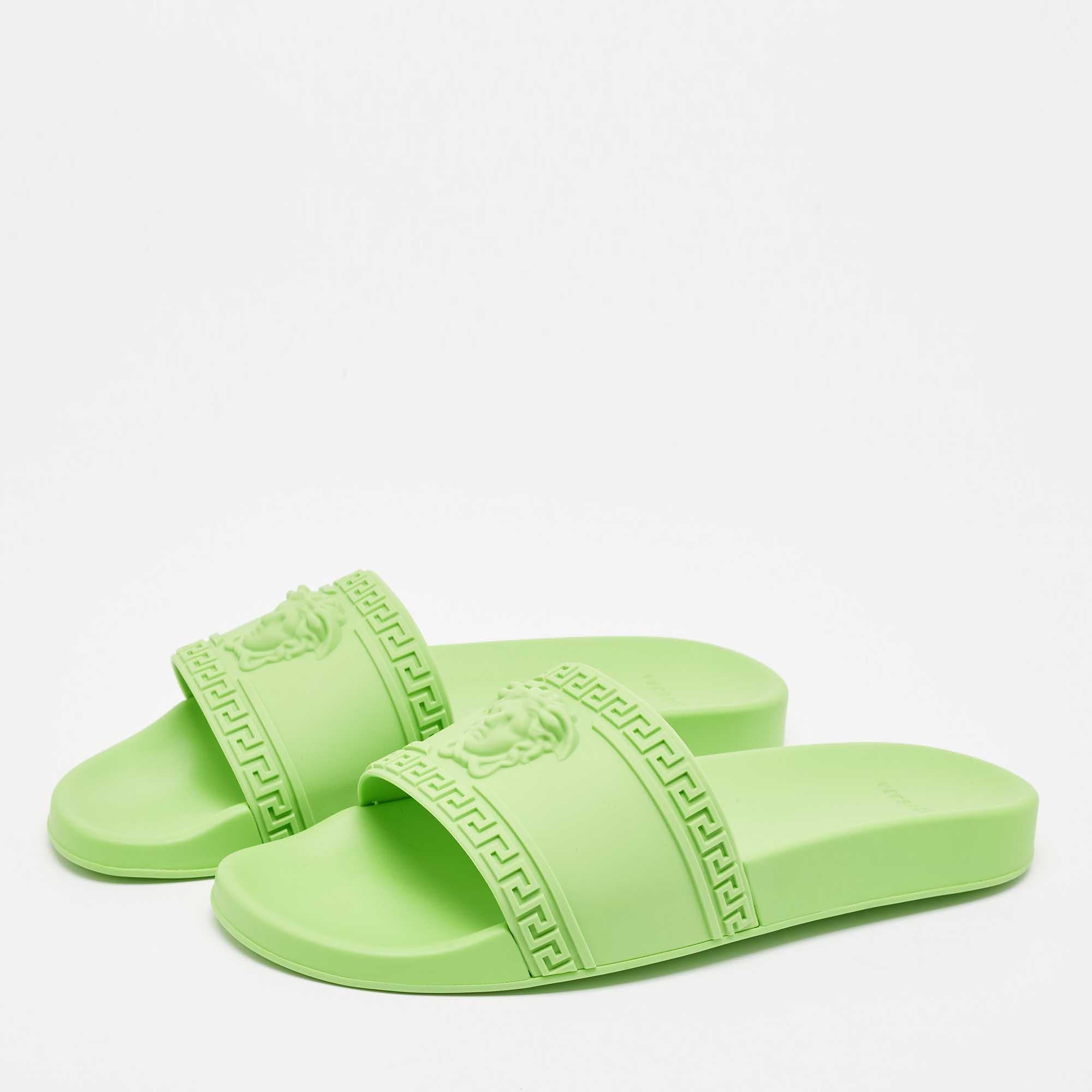 Optez pour le confort tout au long de la journée avec cette paire de diapositives de Versace. Les diapositives de piscine pour femmes sont ornées de l'accent Medusa sur l'empeigne pour une finition caractéristique.