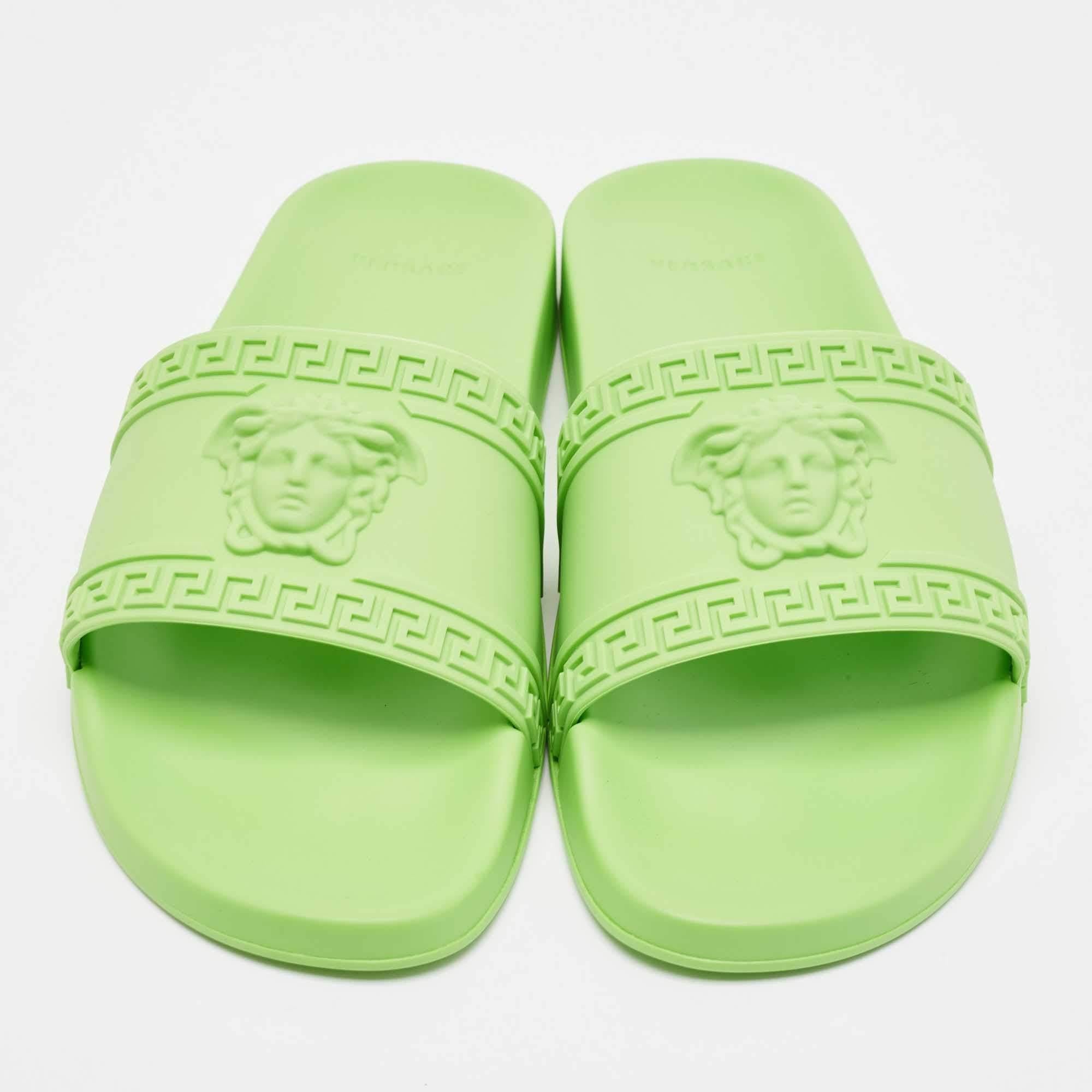 Vert Slides de piscine en caoutchouc vert fluo de Versace Taille 46 en vente