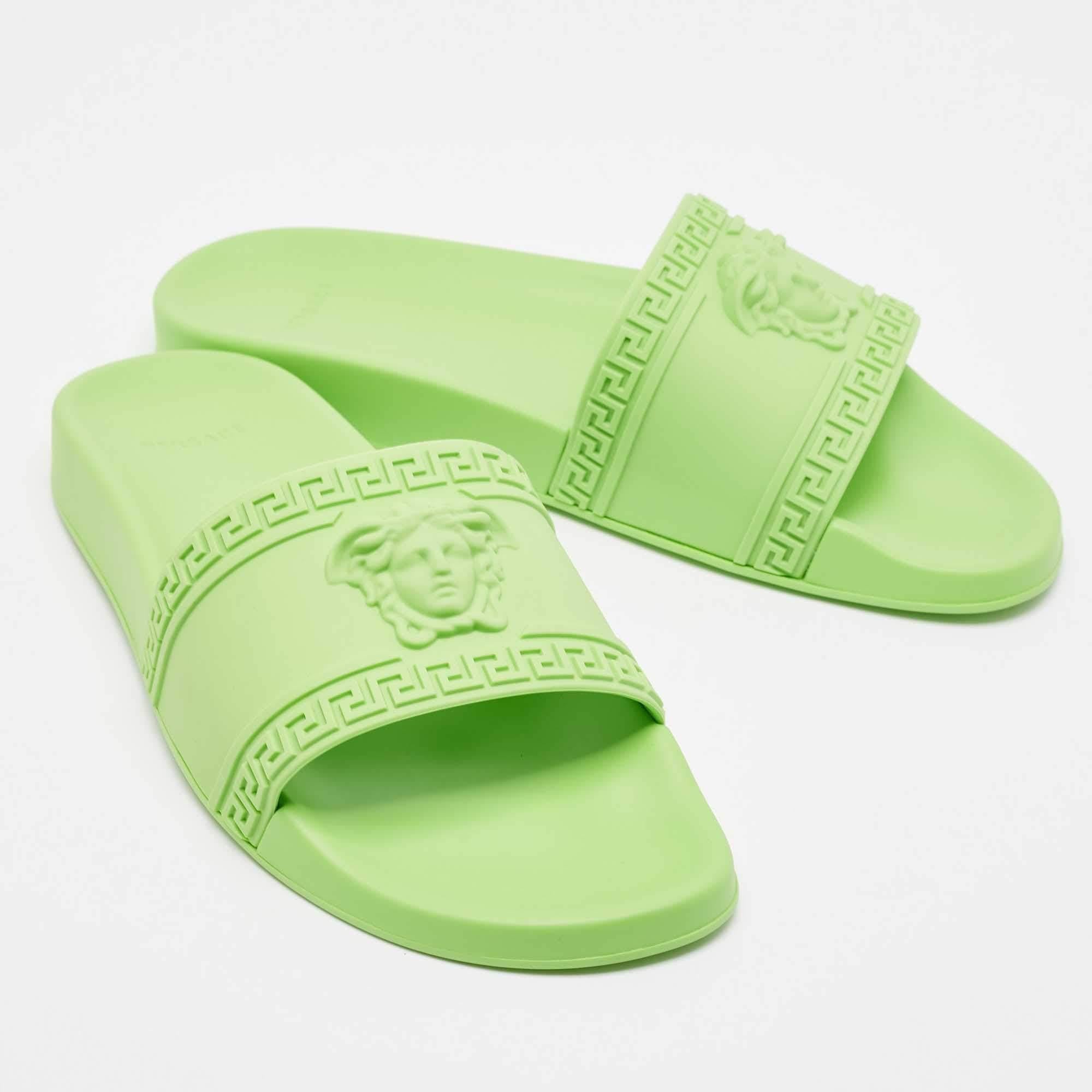 Slides de piscine en caoutchouc vert fluo de Versace Taille 46 Neuf - En vente à Dubai, Al Qouz 2