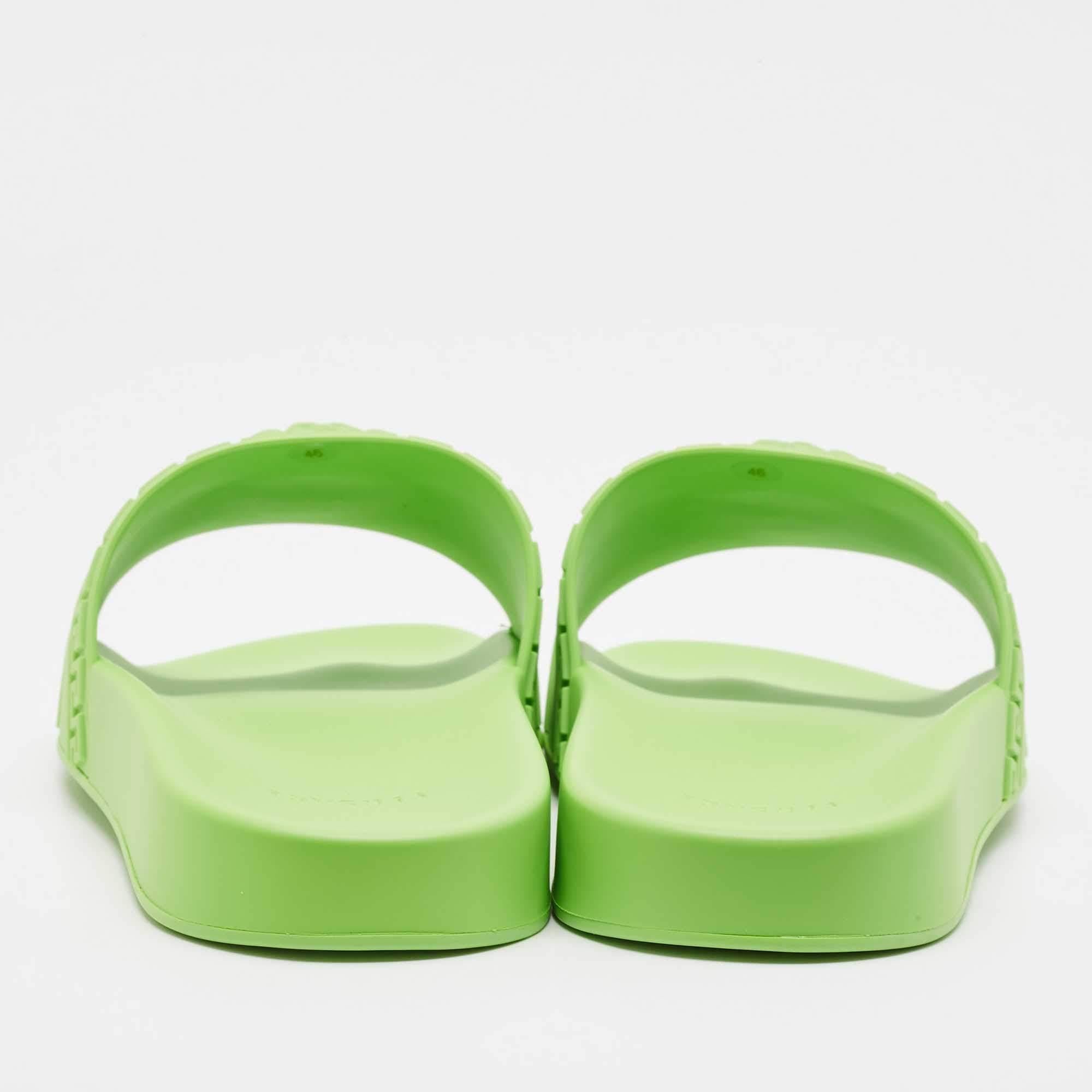 Slides de piscine en caoutchouc vert fluo de Versace Taille 46 Pour hommes en vente