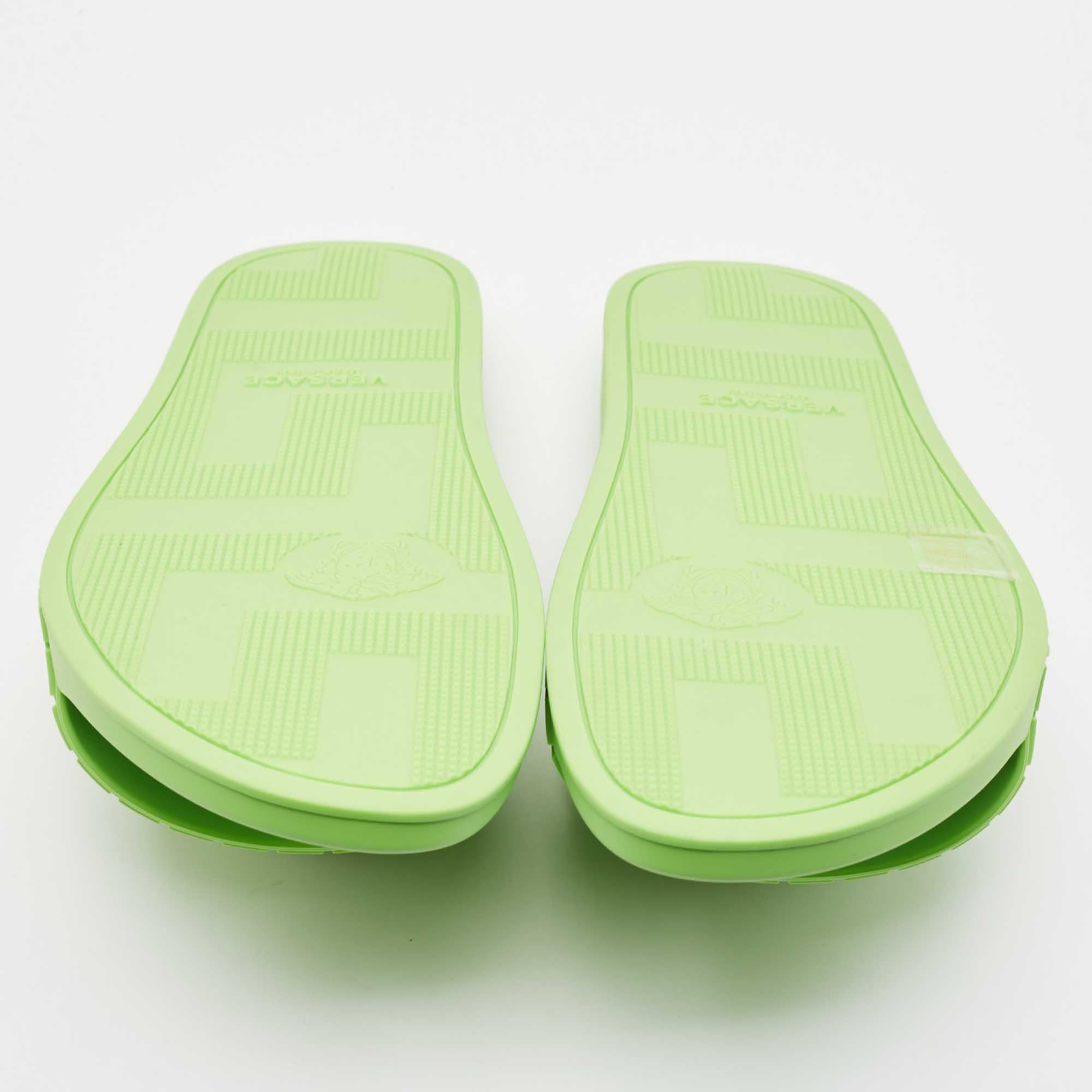 Slides de piscine en caoutchouc vert fluo de Versace Taille 46 en vente 1