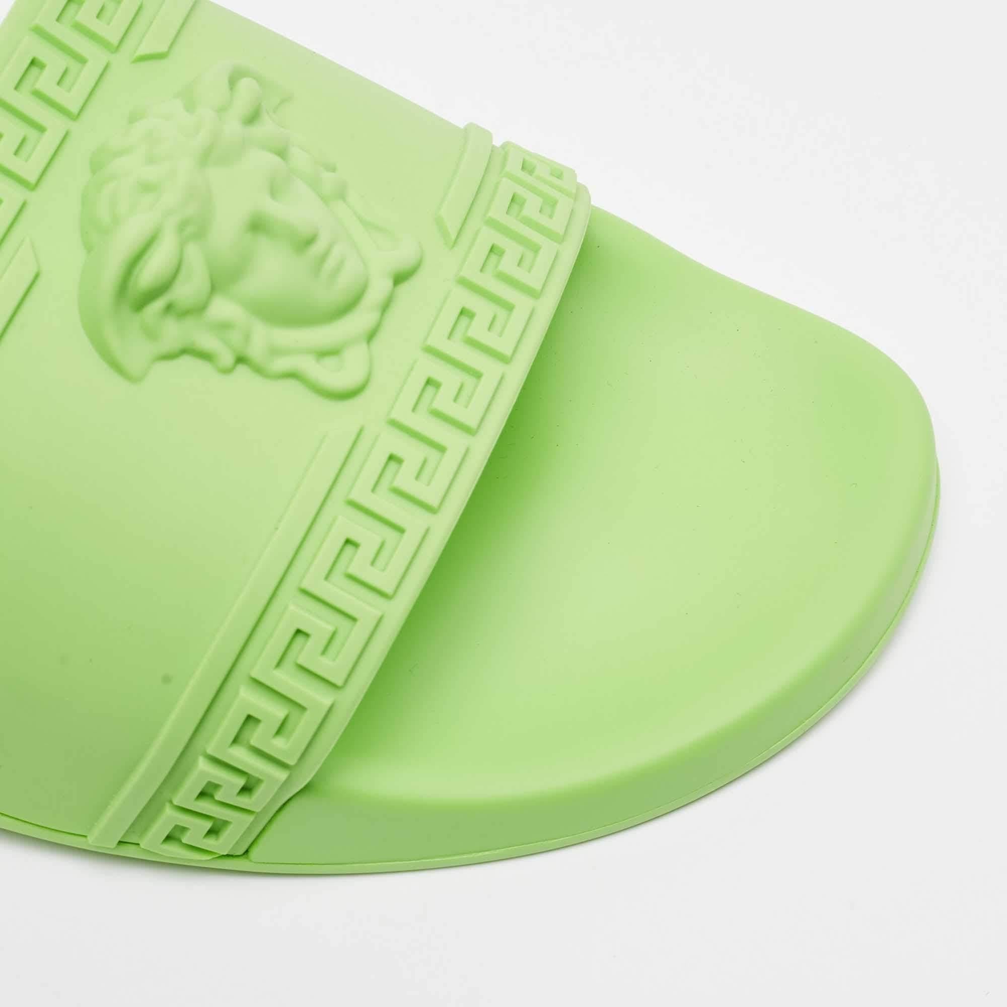 Slides de piscine en caoutchouc vert fluo de Versace Taille 46 en vente 2