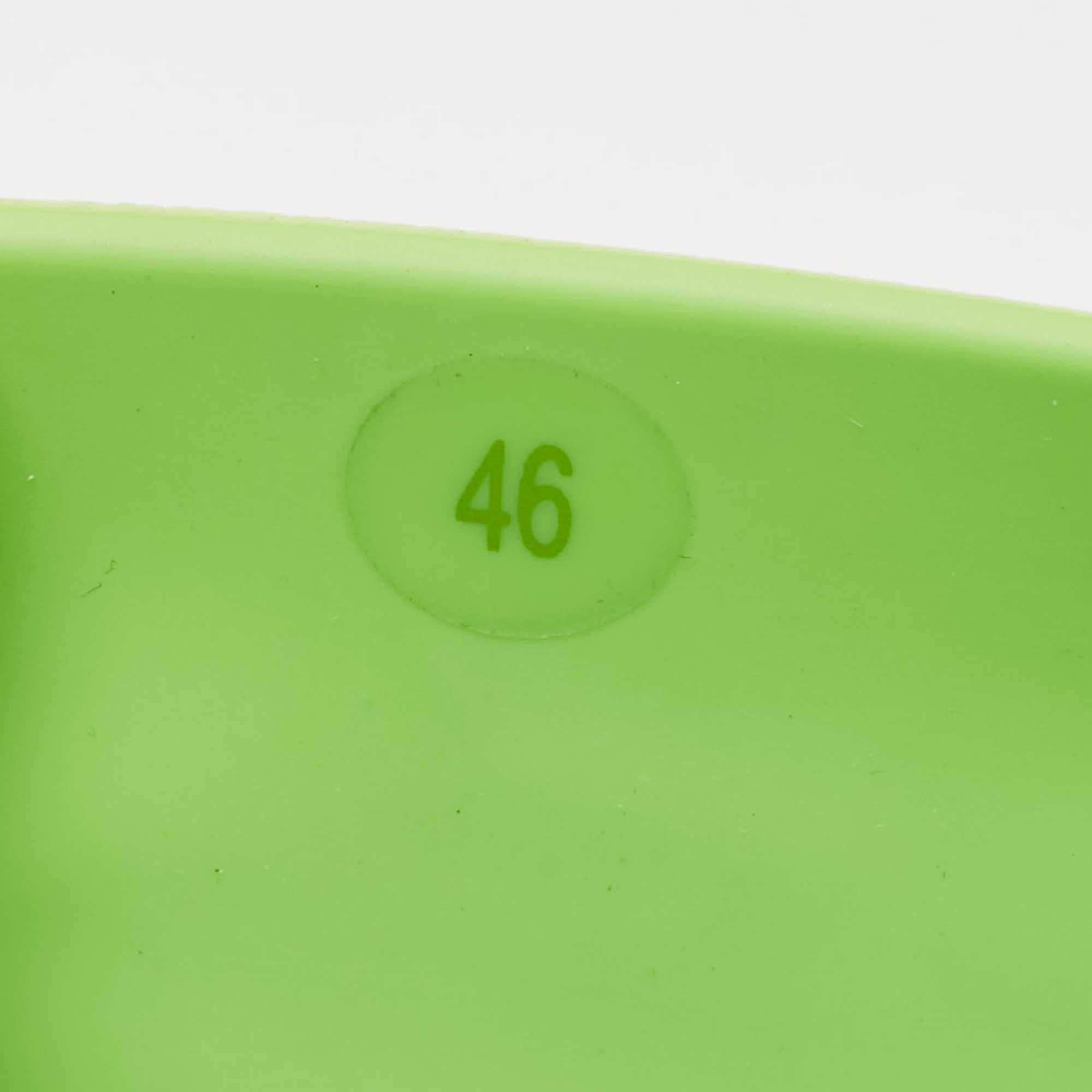 Slides de piscine en caoutchouc vert fluo de Versace Taille 46 en vente 3