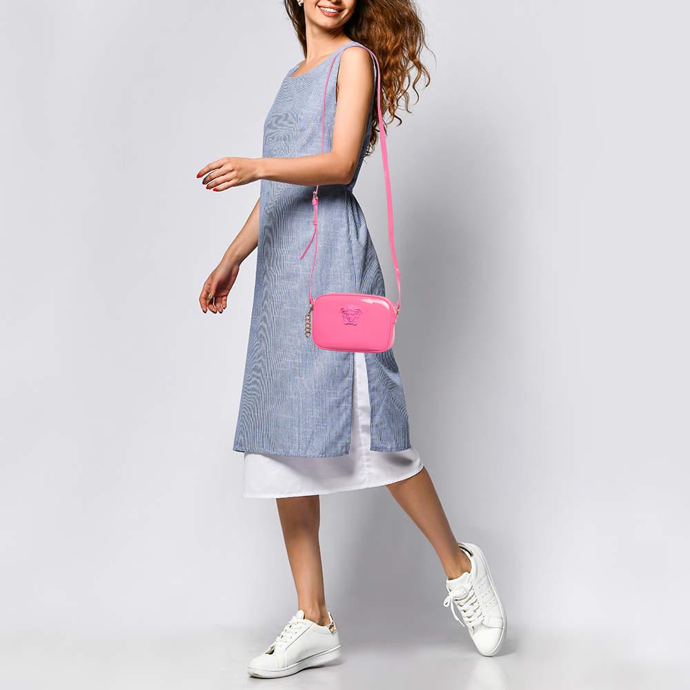 Pratica e chic sono alcune parole che descrivono questa borsa Realizzata meticolosamente, la creazione è dotata di un interno ben spaziato e facile da trasportare. Portalo con te per le uscite casual o per lo shopping e sarai sempre alla moda.