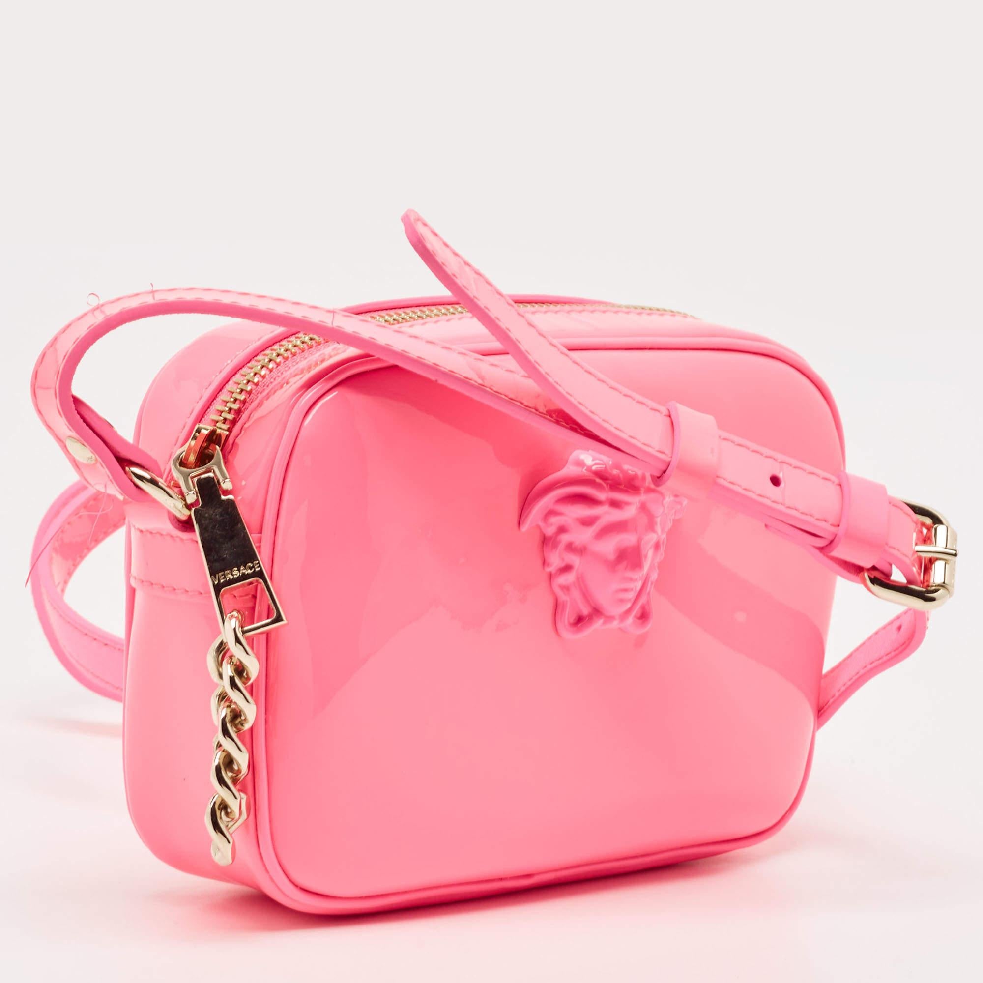 Rosa Borsa crossbody Palazzo Camera in pelle verniciata rosa neon di Versace in vendita