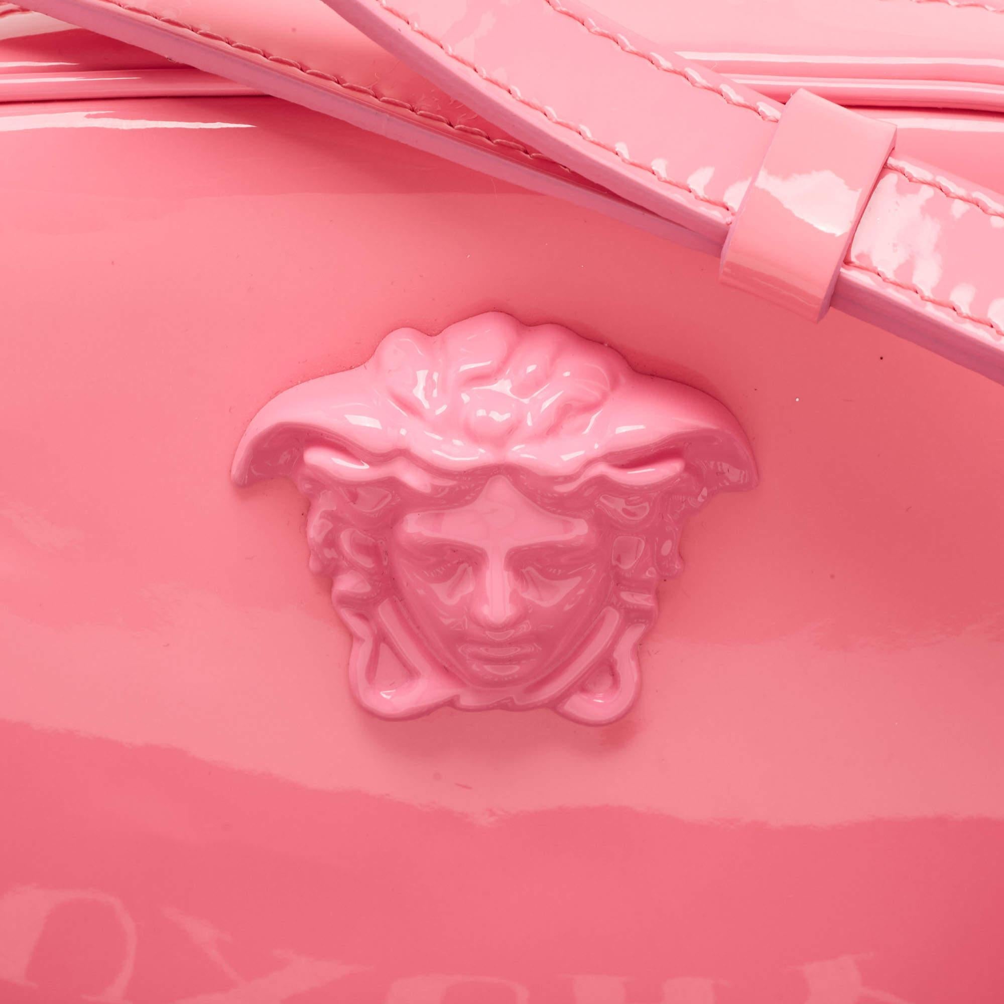 Donna Borsa crossbody Palazzo Camera in pelle verniciata rosa neon di Versace in vendita