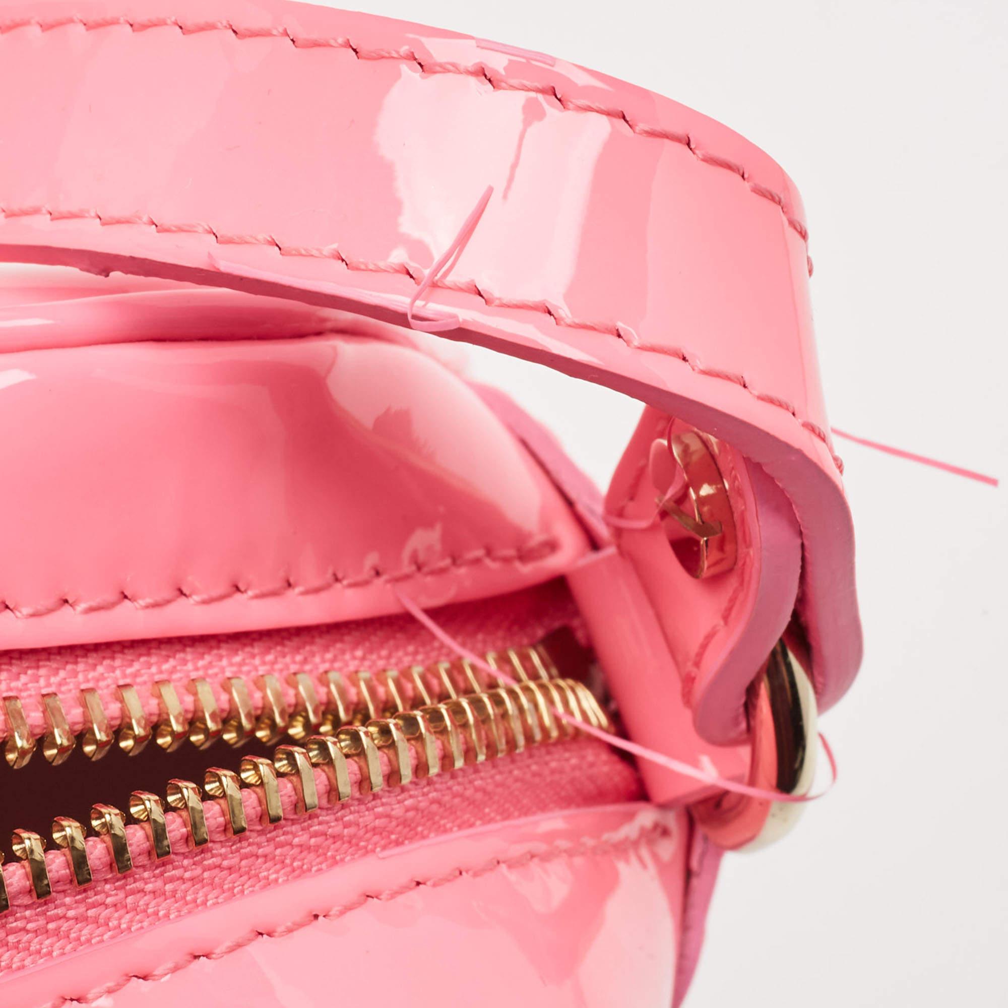 Borsa crossbody Palazzo Camera in pelle verniciata rosa neon di Versace in vendita 1