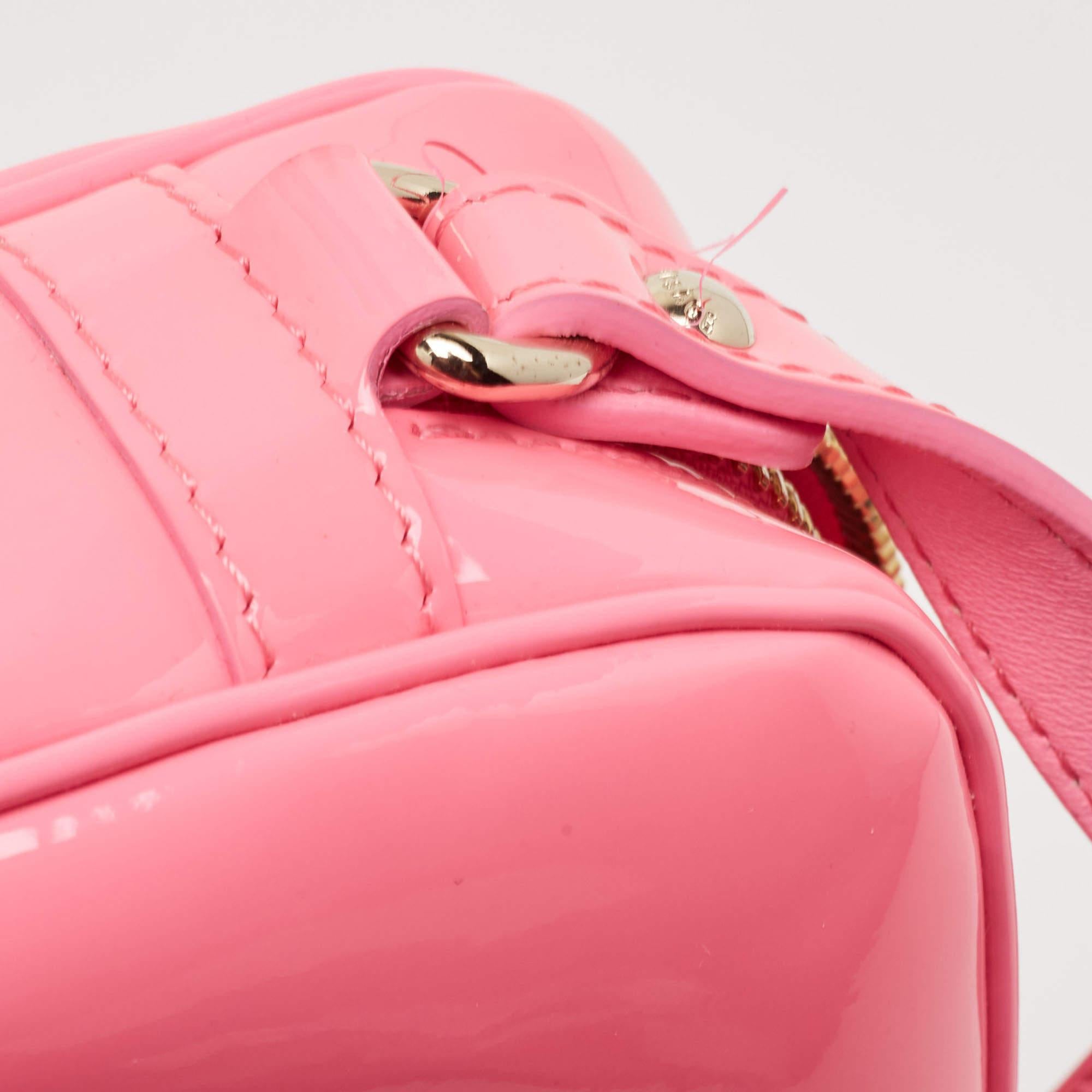 Borsa crossbody Palazzo Camera in pelle verniciata rosa neon di Versace in vendita 2