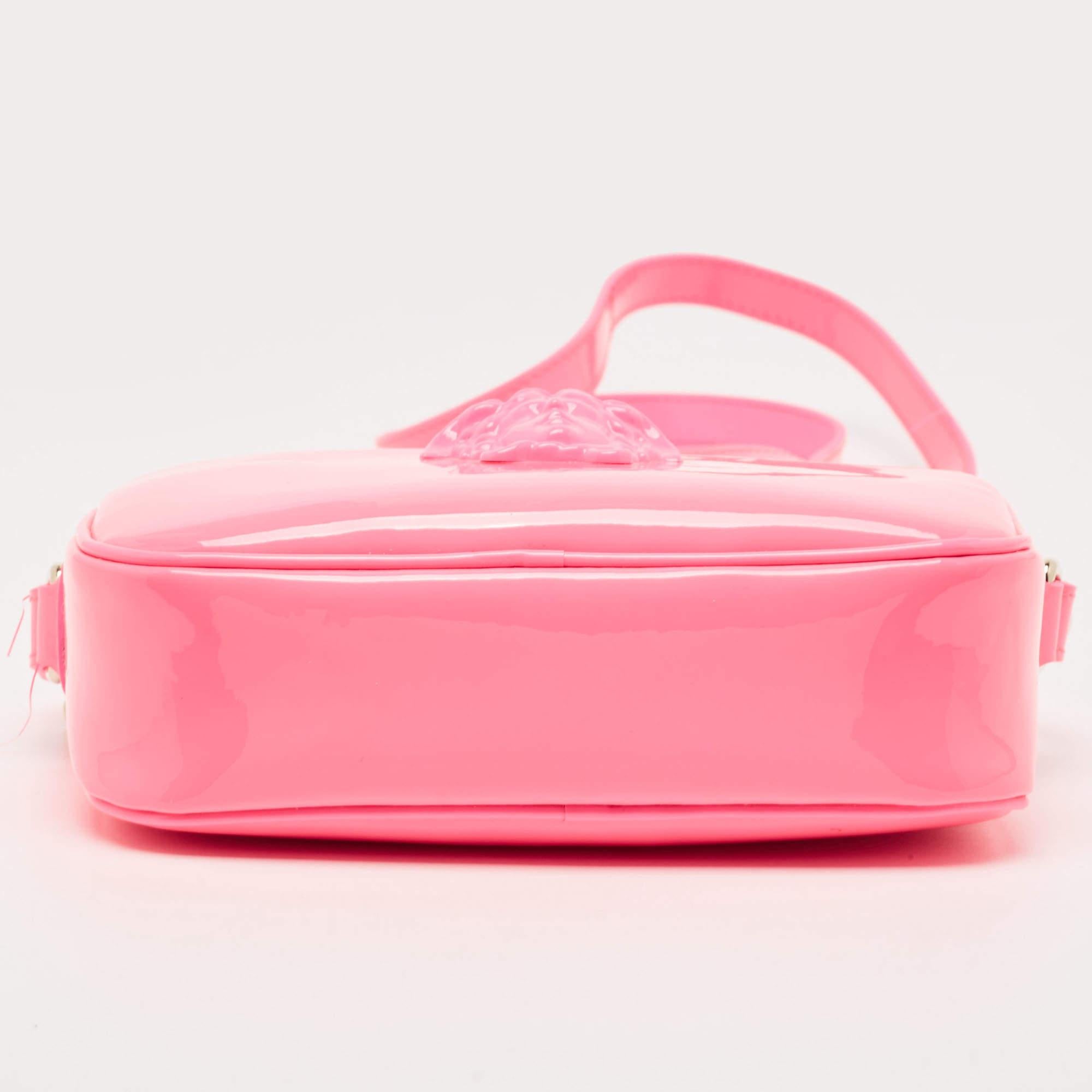 Borsa crossbody Palazzo Camera in pelle verniciata rosa neon di Versace in vendita 3