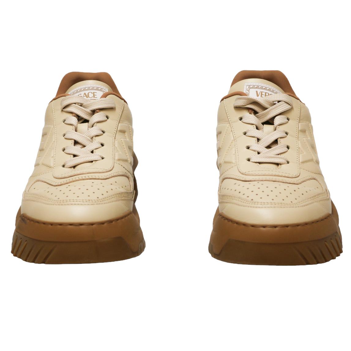 Amazing sneakers Odissea from Versace for men in size 40

Condition: excellent
Made in Italy
Model: Odissea
Genre: men
Material: leather
Color: beige
Size: 40
Details: Versace logo tone on tone on the side of the shoes, contrasting brown sole.