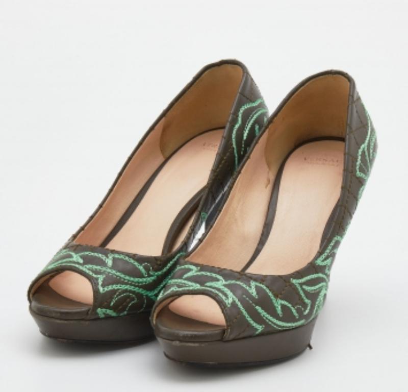 The embroidery on the olive brown exterior makes this pair of Versace pumps desirable and striking. Made from leather, it exhibits peep toes, platforms, and 9.5cm heels.