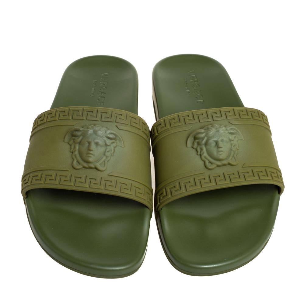 Comfort and luxe fashion come combined in these slides from Versace! They are designed with rubber and decorated with a logo and Medusa motifs on the uppers. The olive green slides are made for your casual style and for days at the pool.

