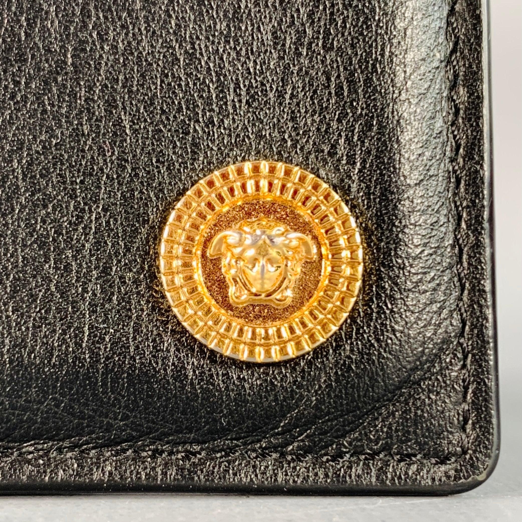 Portefeuille VERSACE
en cuir noir, avec une tête de Méduse en métal doré, plusieurs fentes pour cartes et un porte-monnaie à fermeture éclair. Livré avec boîte. Fabriqué en Italie.Nouveau avec boîte.4.5 x 3 pouces 
  
  
 
Référence Sui Generis :