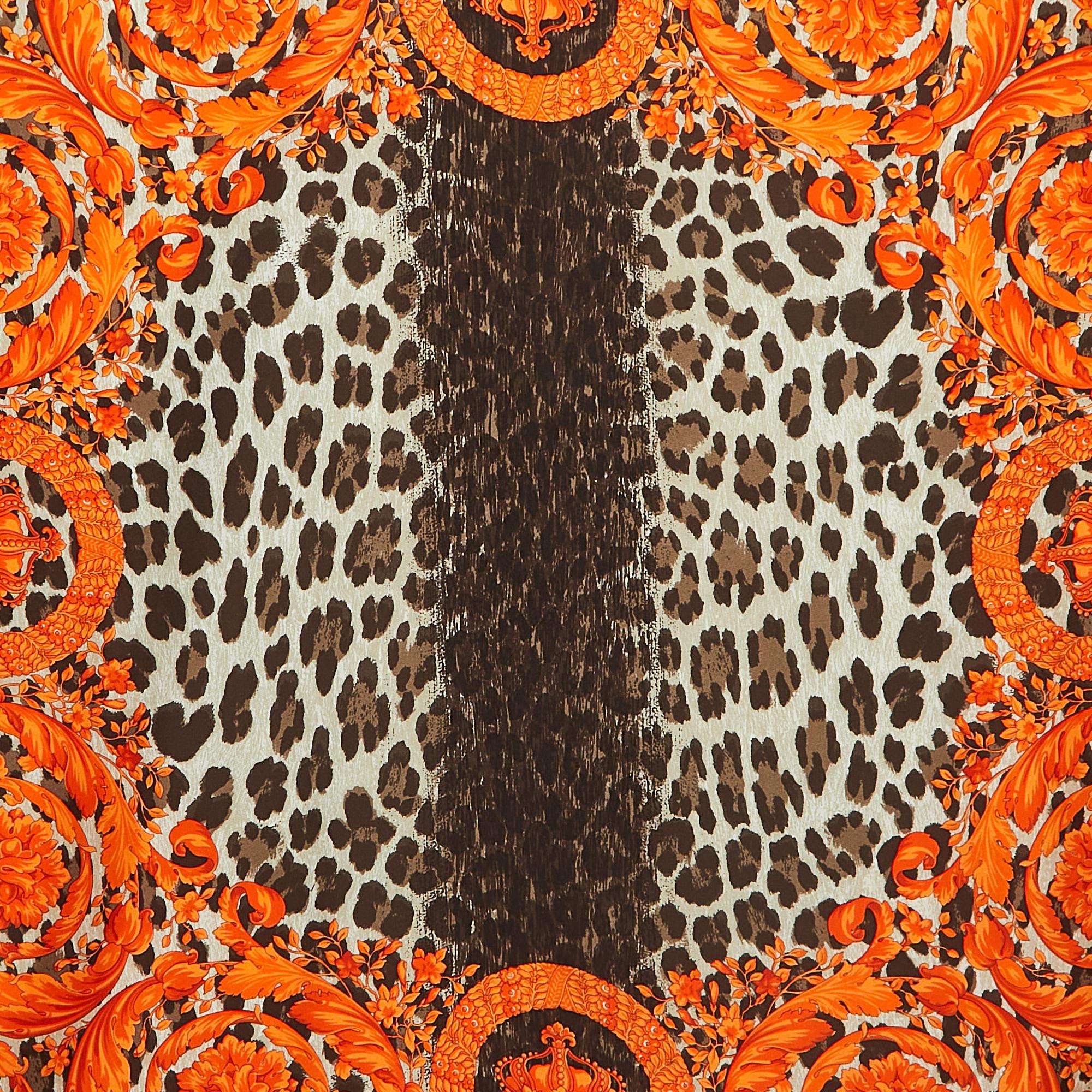 Classy and stylish are some words that come to our minds when we look at the scarf. The label brings you this versatile creation made from luxurious materials that you style with many outfits.