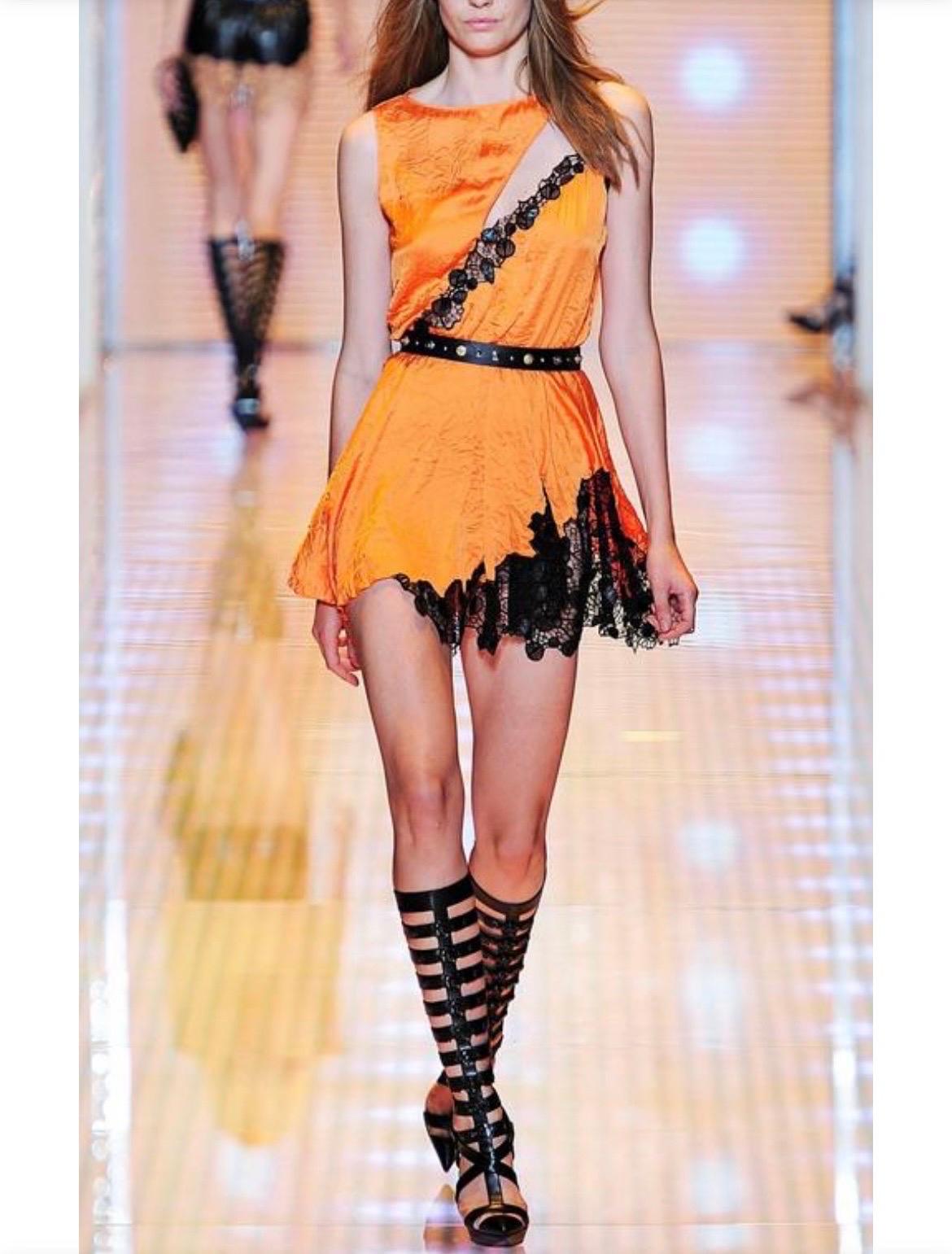 Arancia Versace - Vestito in pizzo nero arancione a metà schiena NWT in vendita
