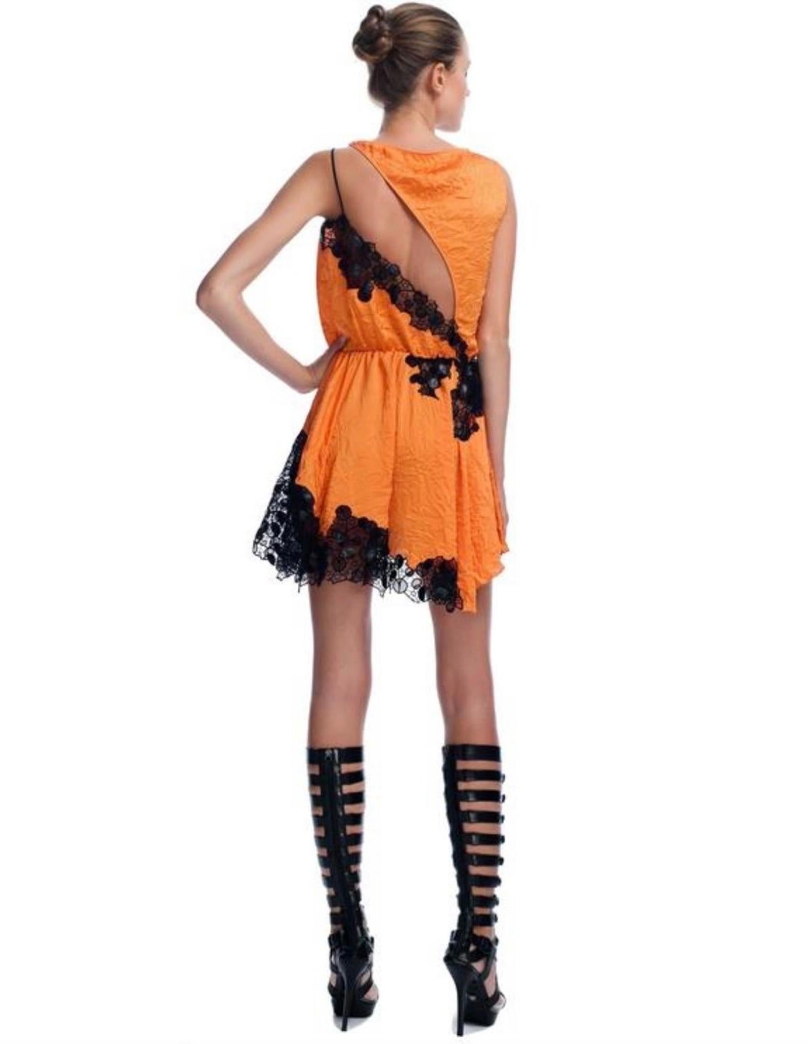 Donna Versace - Vestito in pizzo nero arancione a metà schiena NWT in vendita