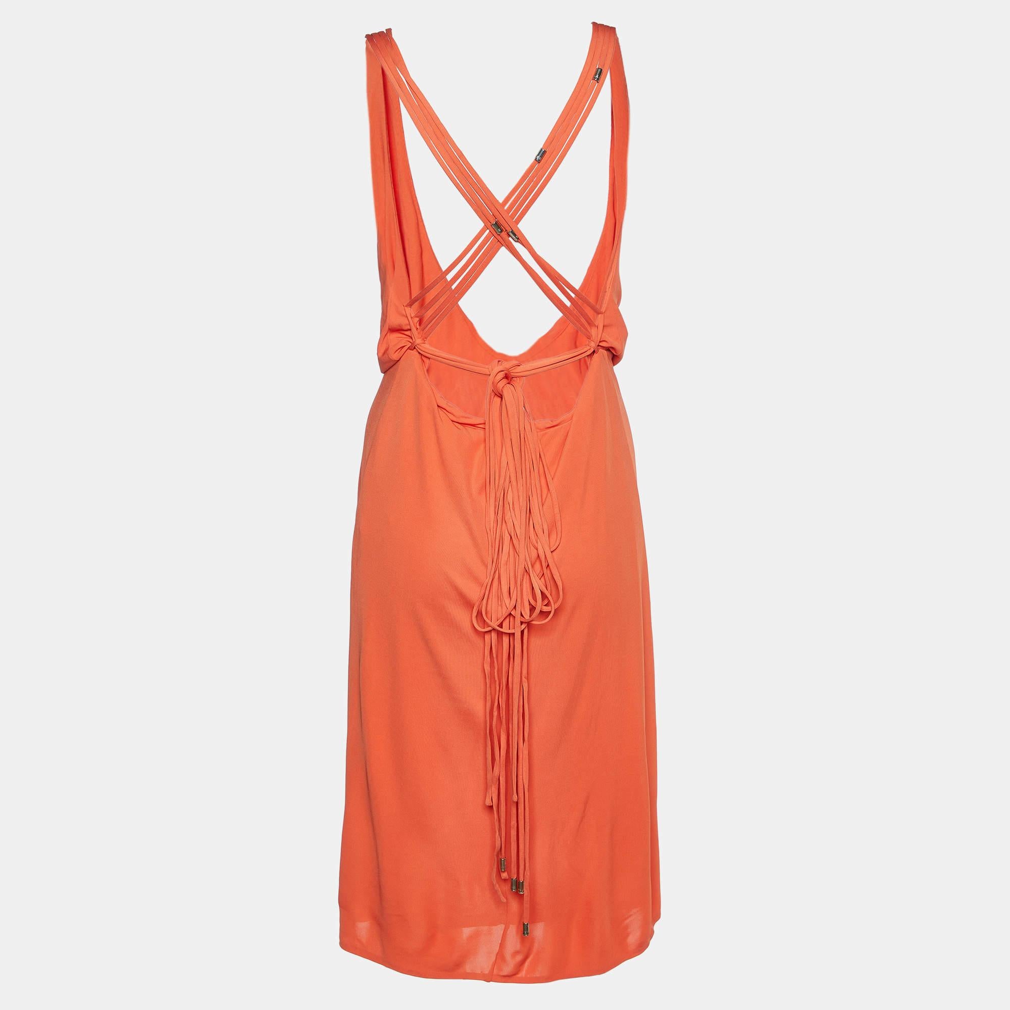 Affichez un look élégant en portant cette magnifique robe de créateur. Taillée dans un tissu fin, cette robe présente une silhouette chic pour une coupe cadrée. Coiffez cette création d'accessoires chics et d'escarpins.