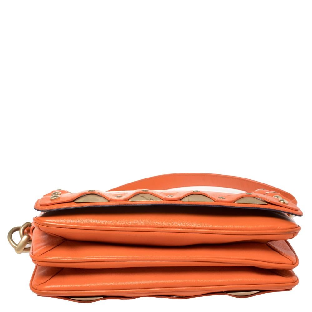 Orange Leder Nieten-Umhängetasche mit Klappe von Versace im Angebot 1