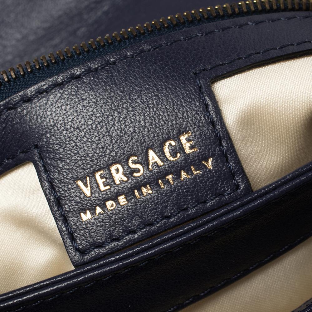 Orange Leder Nieten-Umhängetasche mit Klappe von Versace im Angebot 2