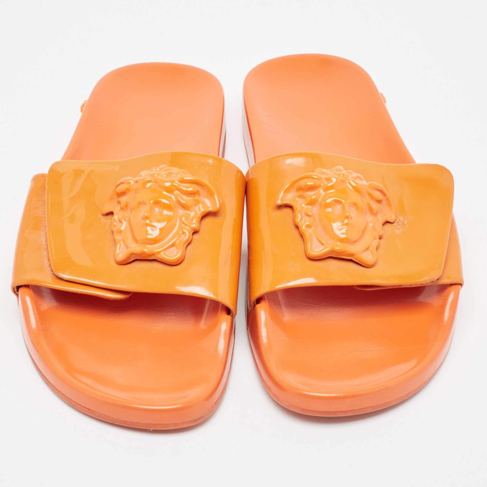 Create effortless styles with these Versace Medusa slides. Made of quality materials, they are designed to elevate your OOTD and keep you in comfort all day long.

