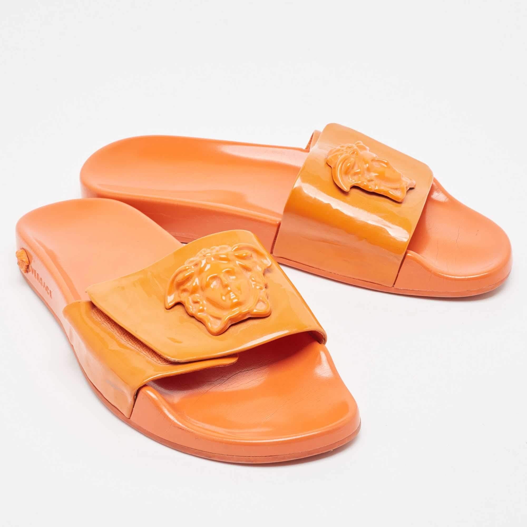Versace Orange Patent Leather Medusa Flat Slides Size 41 In Good Condition In Dubai, Al Qouz 2