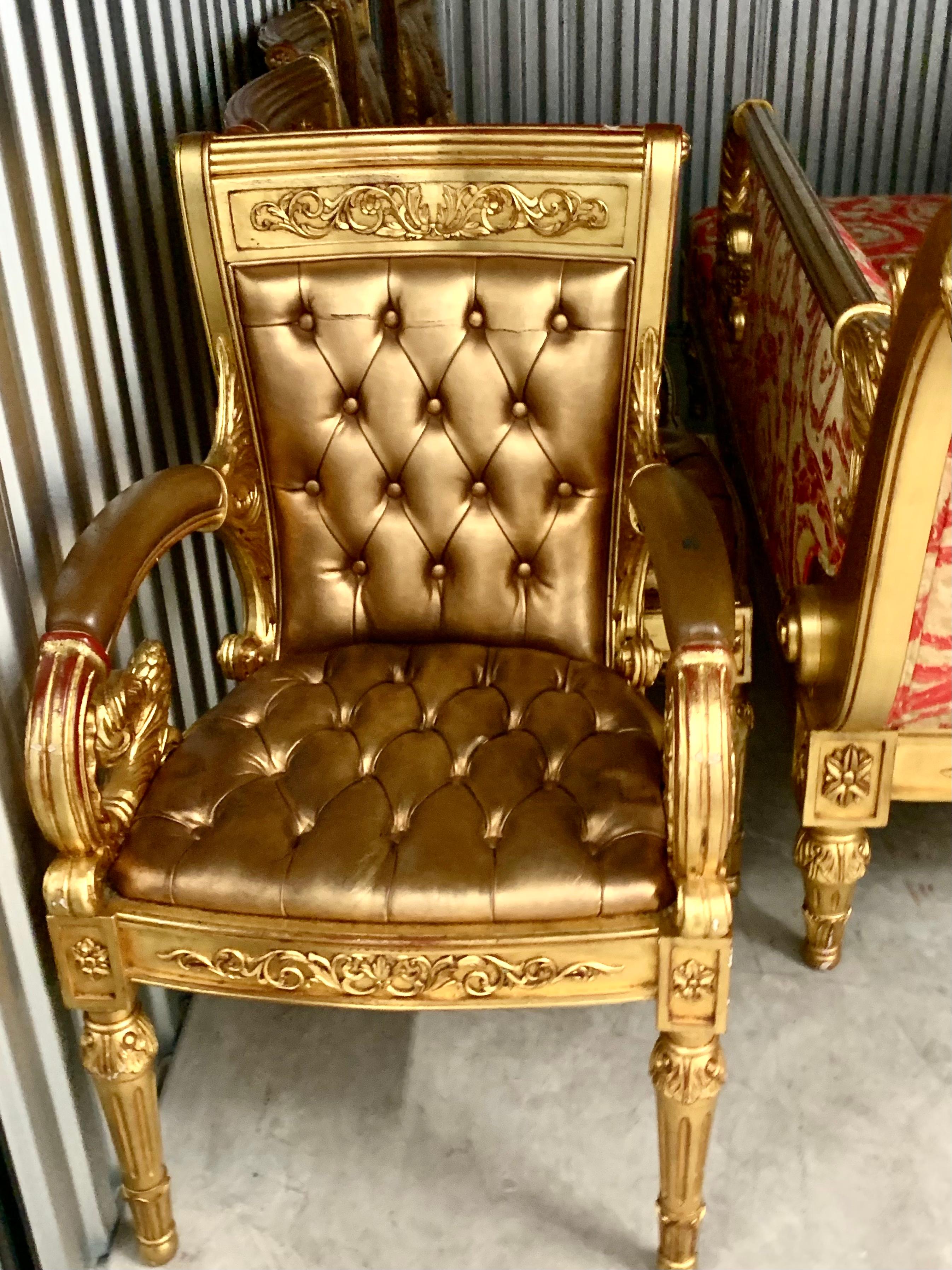 Versace Vanitas vergoldeter, handgeschnitzter Sessel, Gianni Versace, 1994. Das Angebot gilt für einen einzelnen Stuhl. Die Form des Vanitas wurde von einem Louis XV-Stuhl inspiriert, den Gianni Versace von einem französischen Antiquitätenhändler
