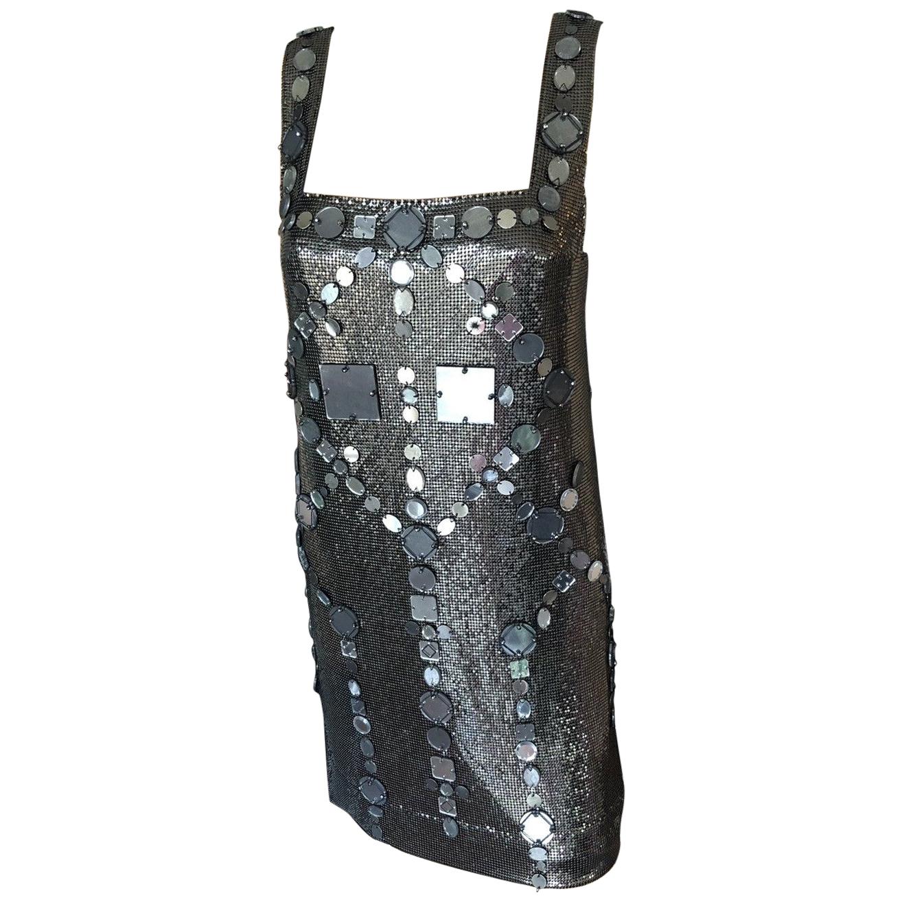 Versace Oroton A/I 2007 - Vestito a catena in maglia metallica argentata aperto sulla schiena in vendita