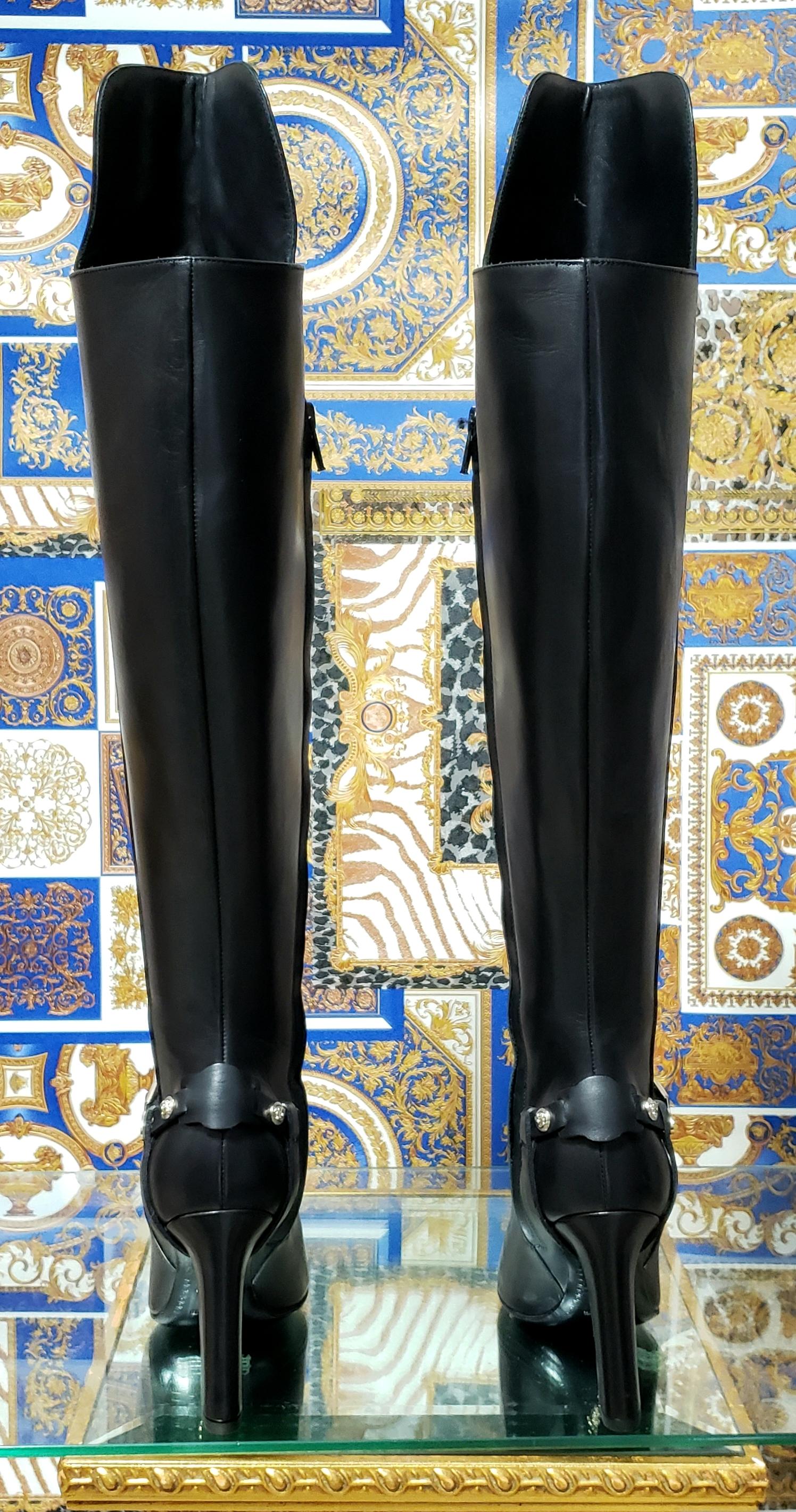 VERSACE 


These over the knee leather boots are finished with high heel and Silver-tone Medusa hardware

Color: Black


Content Upper:  100% leather with metal stud accents . 

Sole: 100% leather 



Size 5 - US 5


Made in Italy

Brand new. Comes