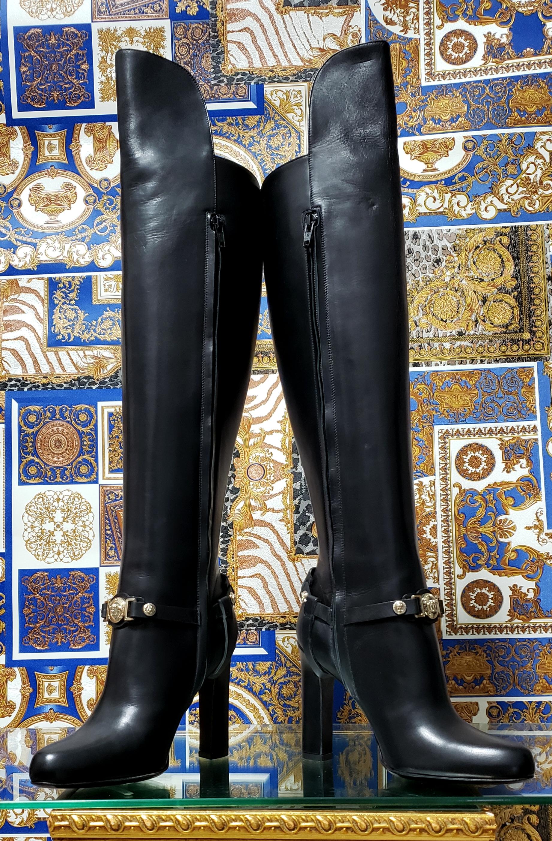 VERSACE OVER-THE-KNEE  Stiefel AUS SCHWARzem LEDER HORSE RIDING  Style mit HIGH HEELS 35 - 5 Damen im Angebot