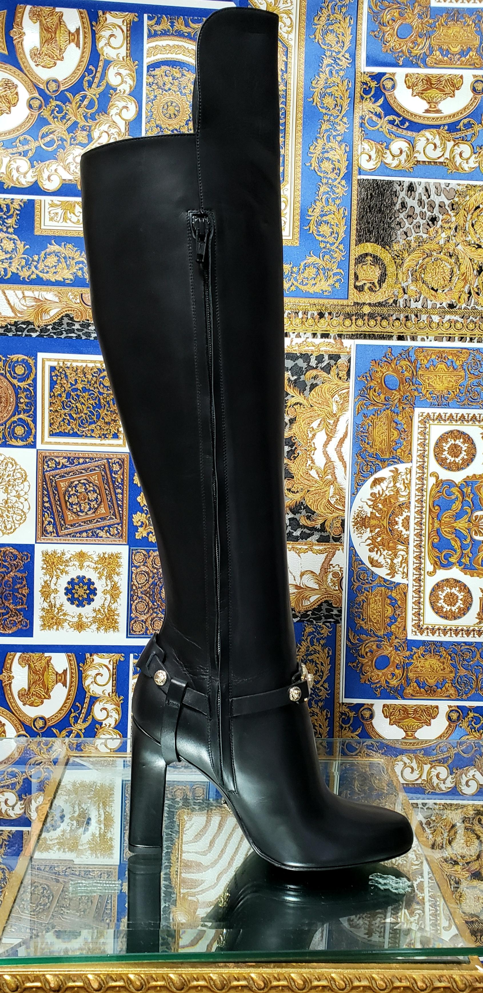 VERSACE OVER-THE-KNEE BLACK LEATHER HORSE RIDING STYLE Boots w/HIGH HEELS 35 - 5 In New Condition For Sale In Montgomery, TX