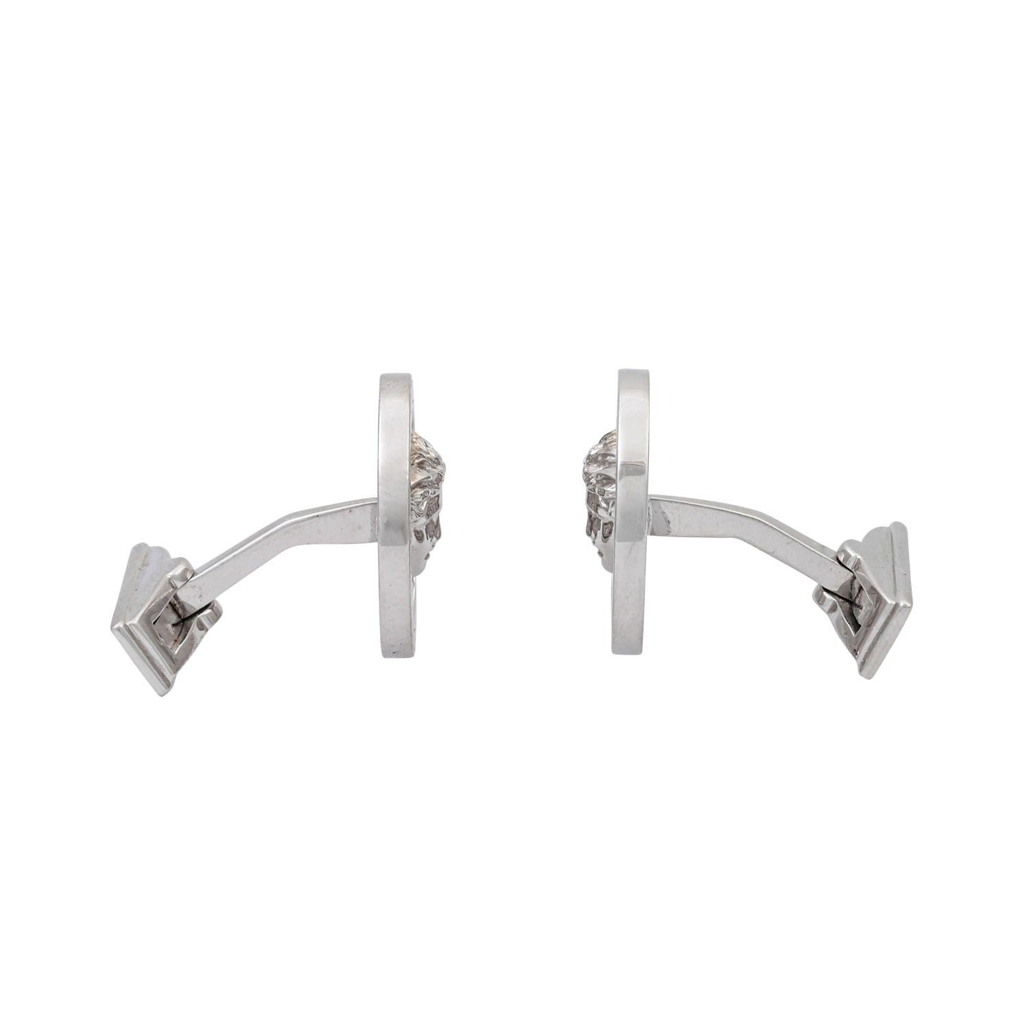 Or blanc massif 18K, 24,2 g, diamètre de la tête environ 2 cm, gravé au dos. GIANNI VERSACE No 033