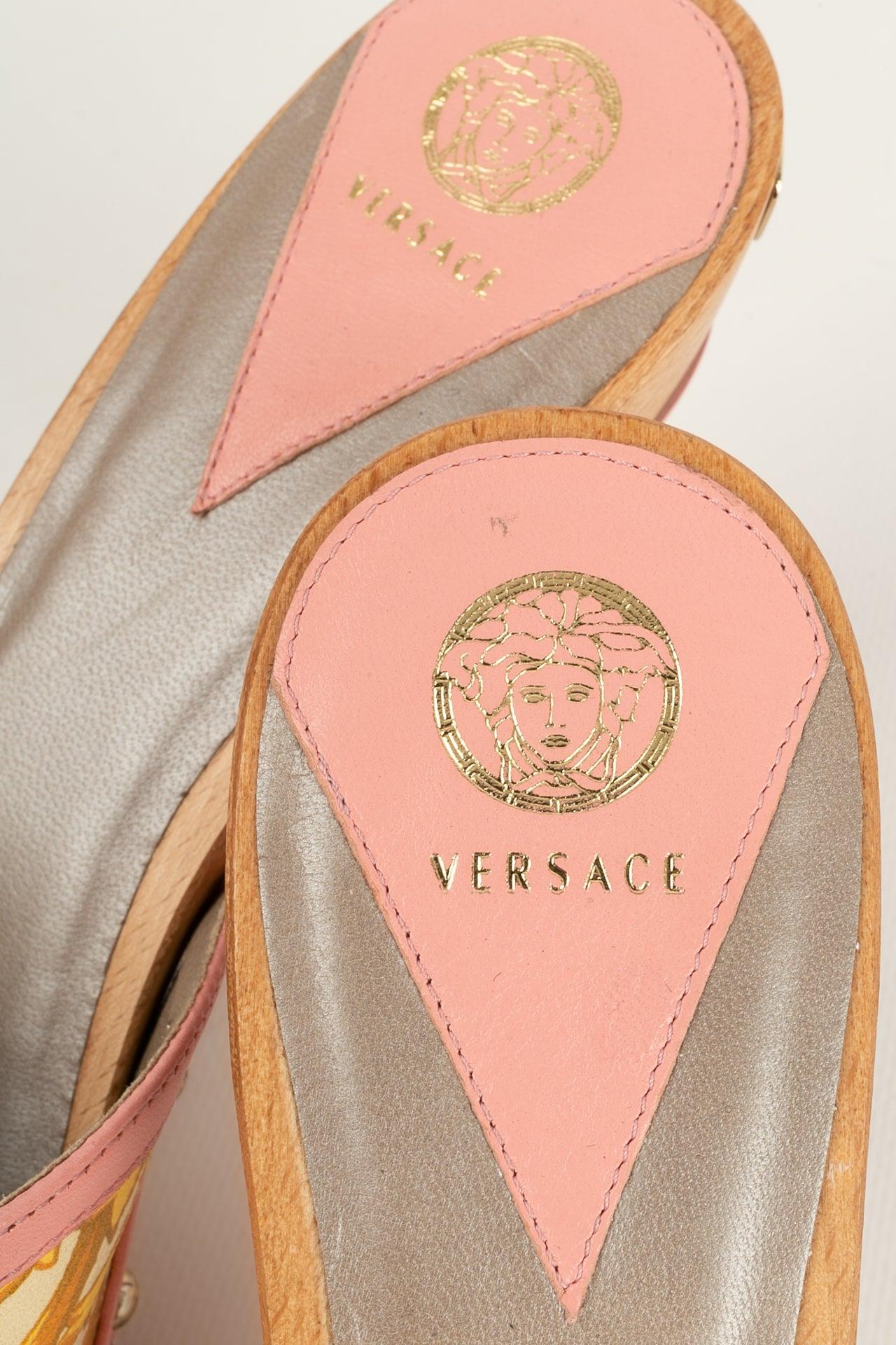 Paire de Mules Versace avec talons en cuir imprimé cloutés en vente 4