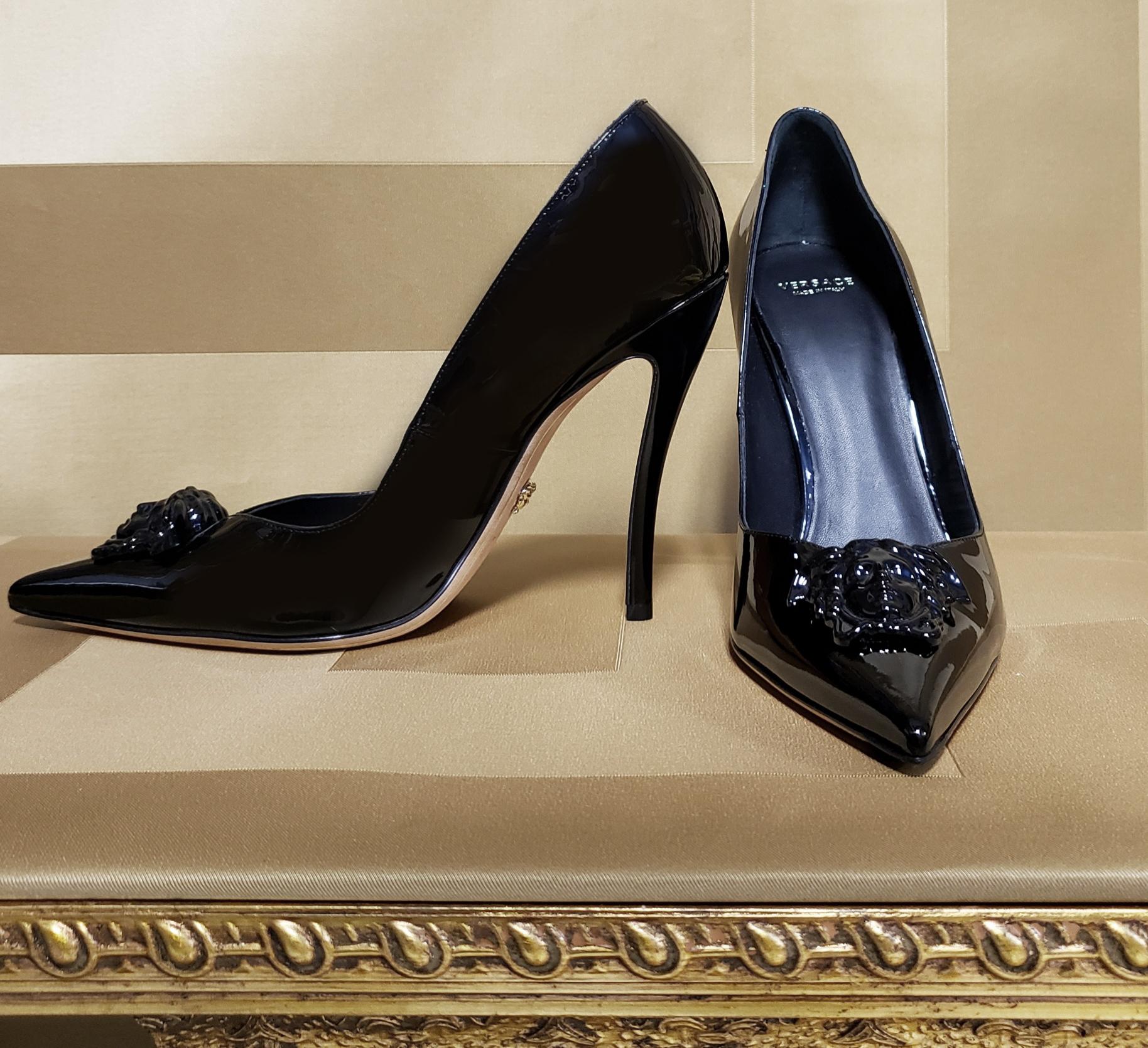 VERSACE

 PALAZZO PUMPS

Black patent leather Versace pumps with a sexy, pointed-toe profile. 

Black Medusa medallion accents the vamp. 


Sleek, sculpted stiletto heel. 

Content: 100% Patent leather

Leather sole.

Measurements:

Heel: 4 1/2