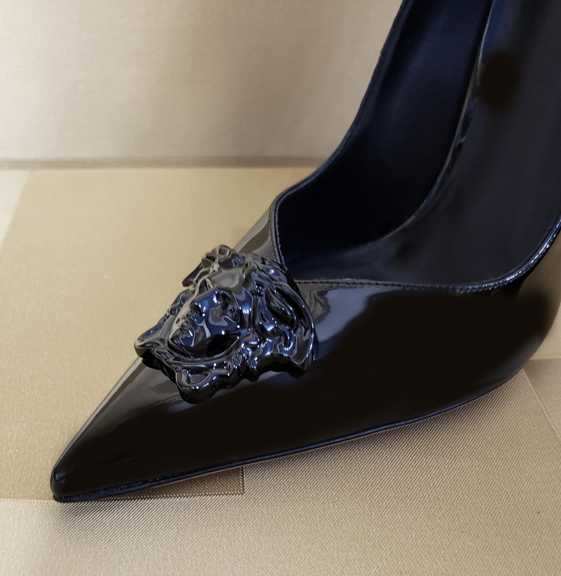 VERSACE PALAZZO BLACK PATENT LEATHER PUMP shoes In New Condition In Montgomery, TX