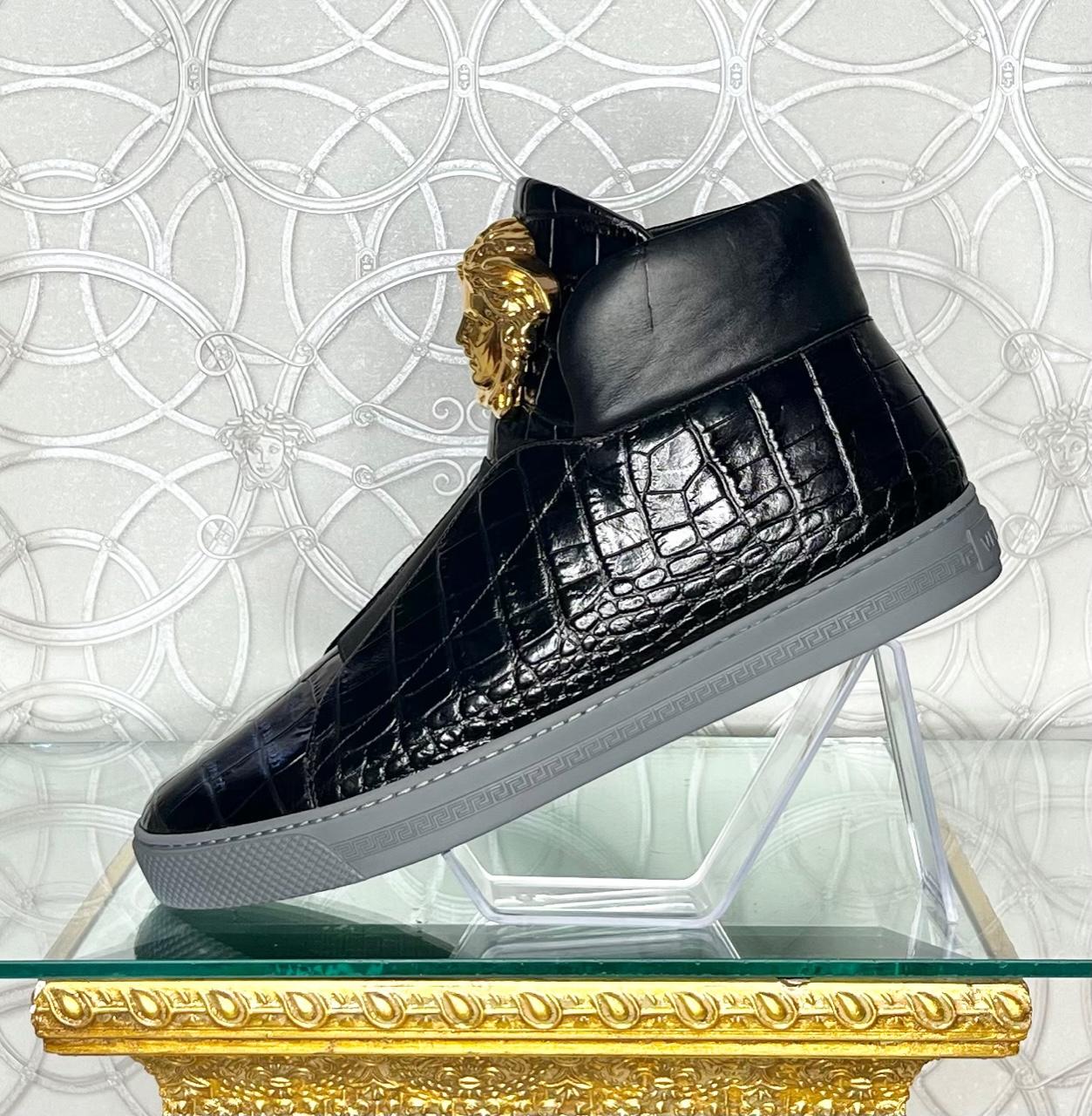  VERSACE 


Versace Croc Print High-Top sneakers
Black
Round-Toes
Rubber black sole
Signature 3D MEDUSA hardware

Content: leather
Lining: 100% leather
Rubber sole

Made in Italy

Italian Size is 43 - US 10

Brand new. A small cut has been fixed.

 